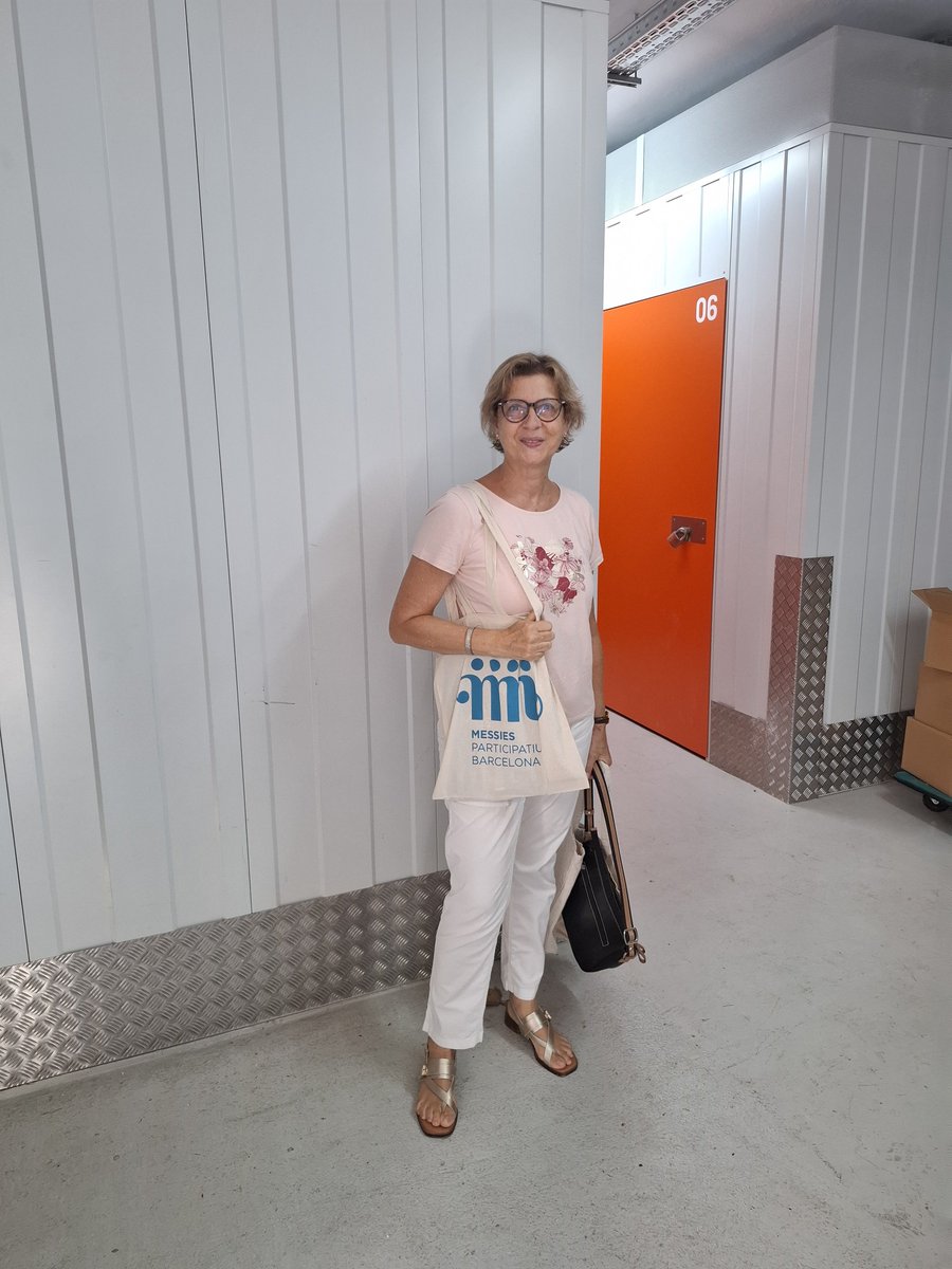 MessiesBcn's tweet photo. Els nous cantaires del #messiesparticipatiu volen aprofitar l'estiu per estudiar, i han passat pel nostre traster a recollir les #partitures.
Tots molt il·lusionats i amb ganes que arribin els assajos.
Estem molt contents d'ampliar la família amb nous #messiànics! https://t.co/0PibCIPs2G