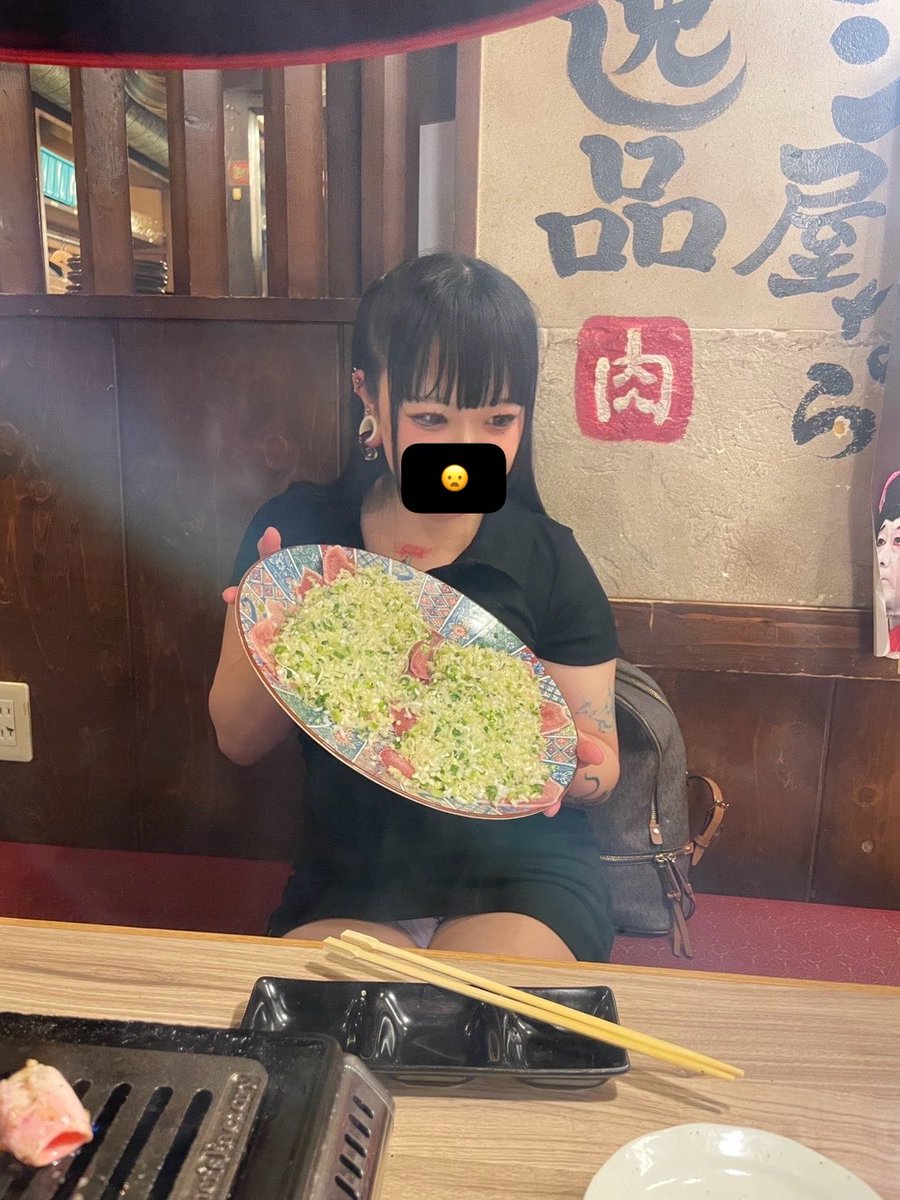 hommhd's tweet photo. きめ顔してたらパンツ丸見えだった今日 https://t.co/UYhfmGWgxW