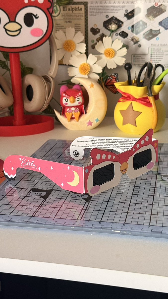 bubusnook's tweet photo. me compré unas gafas para ver el eclipse y las he personalizado de Estela 🥹🎀✨🌙 https://t.co/0HRAOkkjsr