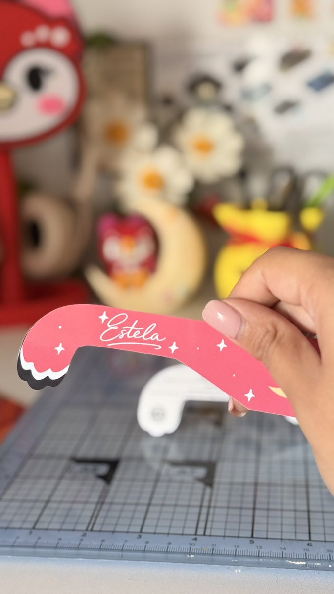 bubusnook's tweet photo. me compré unas gafas para ver el eclipse y las he personalizado de Estela 🥹🎀✨🌙 https://t.co/0HRAOkkjsr
