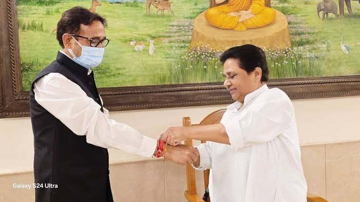 DeviCharanSah9's tweet photo. बलिया की रसड़ा विधानसभा से बसपा के विधायक श्री उमाशंकर सिंह जी का निधन, अत्यंत दुखद !
ईश्वर उनकी आत्मा को शांति दे।
शोक संतप्त परिजनों के प्रति गहरी संवेदनाएं।
भावभीनी श्रद्धांजलि ! https://t.co/vtJ4GW6jDY