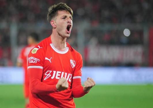 espaci0rojo's tweet photo. 🚨 Desde Independiente afirman que la salida de Matías Giménez Rojas a Argentinos Juniors se concretó mediante una rescisión simplificada, un mecanismo reconocido por la AFA que suele utilizarse para este tipo de operaciones.

📄 Según explican, esta modalidad permite formalizar la transferencia sin que el futbolista perciba el porcentaje correspondiente a una venta tradicional y, además, evita determinadas cargas impositivas.

🔍 En el club también aclaran que, al momento de cerrar la operación, no existían deudas con Argentinos Juniors por los pases de Santiago Montiel ni Gabriel Ávalos, por lo que esos montos no fueron incluidos en el acuerdo.

⚠️ Sobre el reclamo de USD 1,5 millones presentado por San Martín de San Juan, entienden que no corresponde ese resarcimiento. Sostienen que la rescisión simplificada fue únicamente el instrumento jurídico utilizado para concretar la transferencia y que el jugador nunca quedó en libertad de acción.

ℹ️ Vía: @MuyCAI