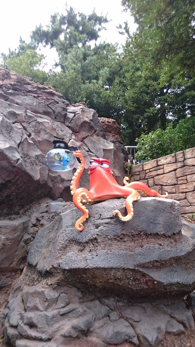 LeacEAC1's tweet photo. あの頃いた異常に推されていた🐙
シーライダーがオープンしてから数ヶ月ごとに場所を変えて現れていた🐙（ドリー持ってるやつはオープン前にいたやつ） https://t.co/6vFF4lE5Sj