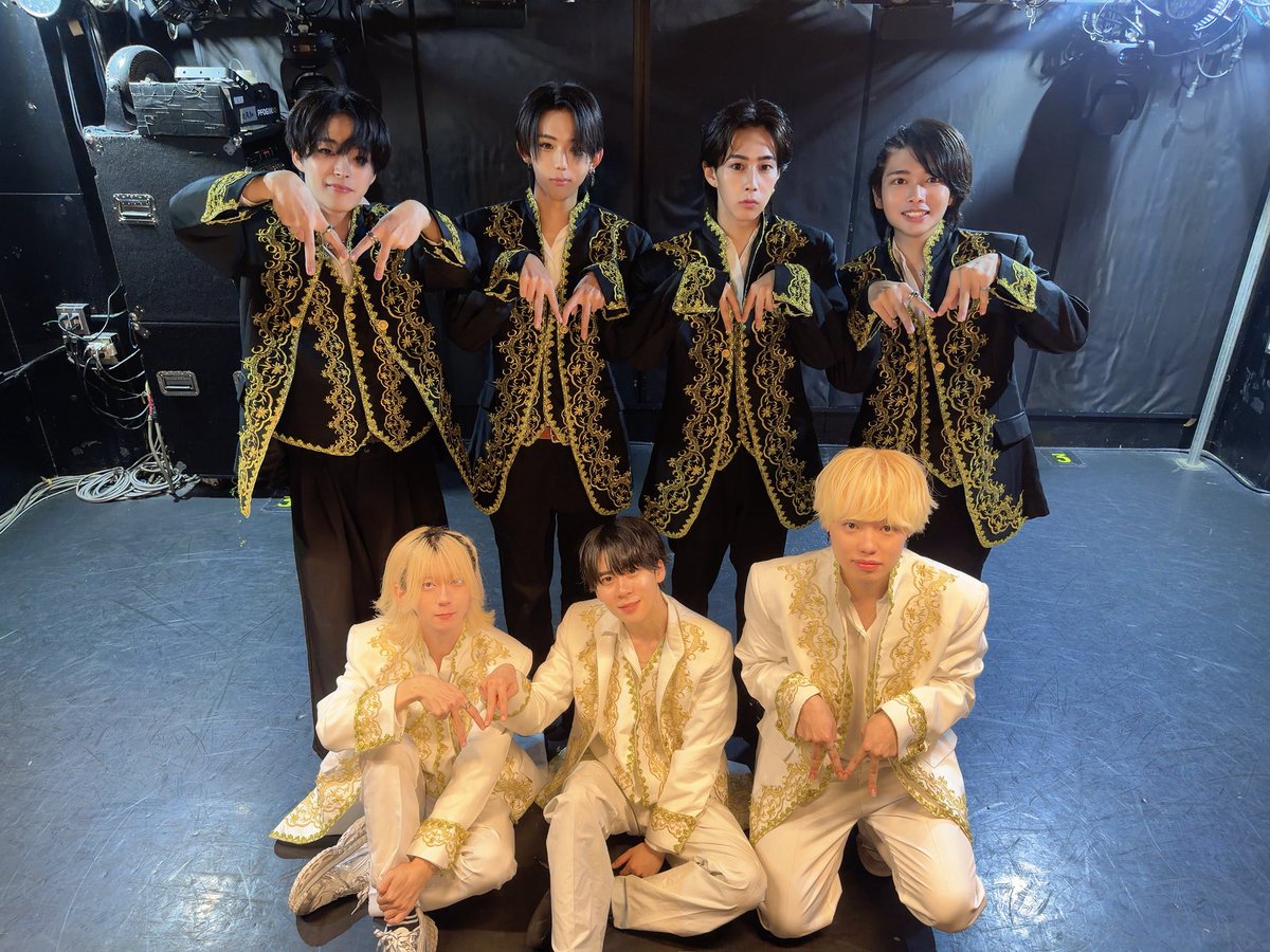 mellows_rinx's tweet photo. 🌙Mellowsデビューライブありがとうございました！🌙

たくさんのご来場、そして温かい応援のおかげで最高のスタートを切ることができました！

今日からMellowsの物語が始まります。
これからもっと素敵な景色を一緒に見に行きましょう✨

#りんくす #にっこりんくす https://t.co/Atbj4JI4Le