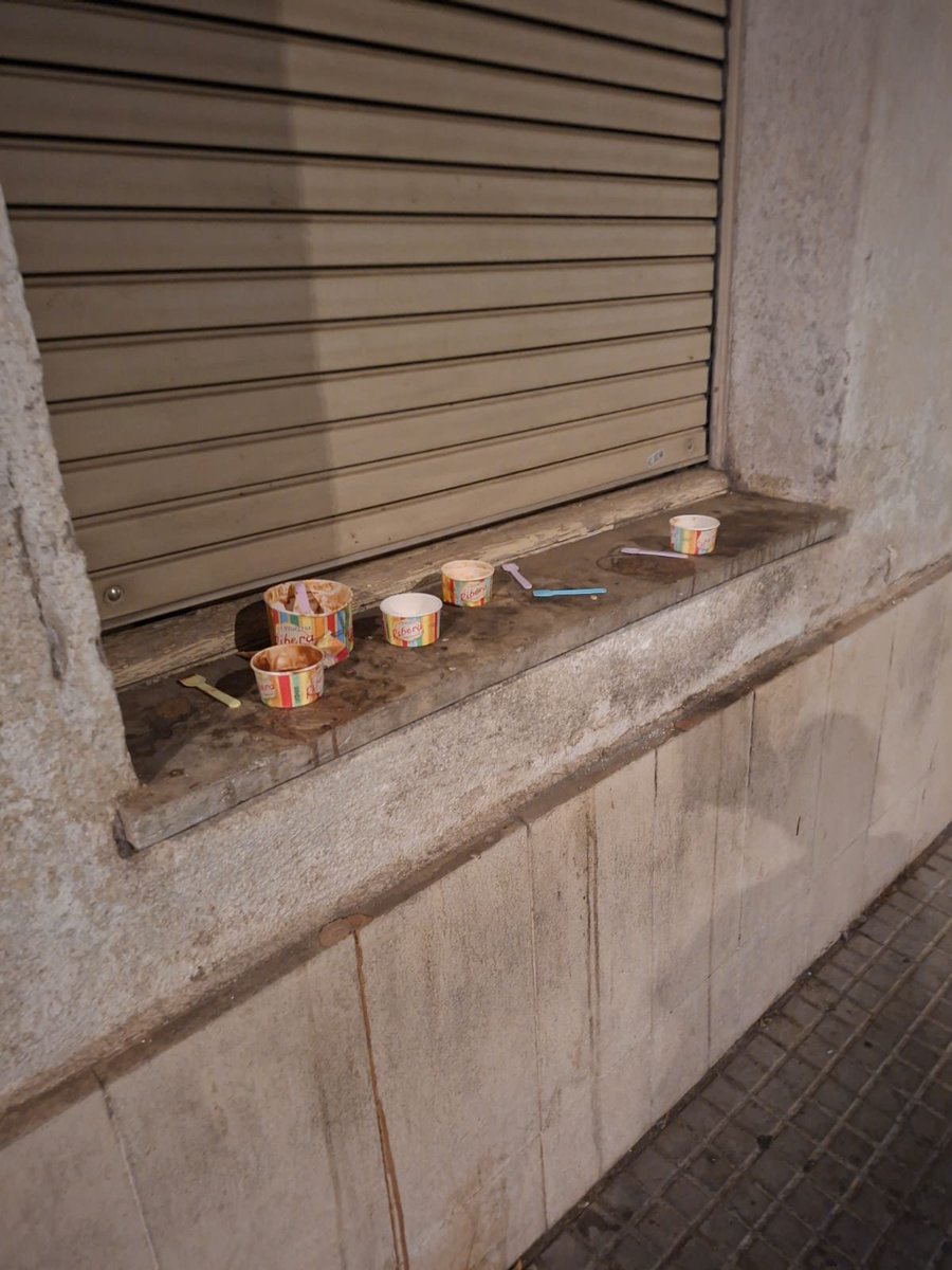 mkatzurin's tweet photo. @jordi_ballart #Terrassa #orxateriaRivera 
Un any més els veïns de #carrerGalileu patint l'incivisme estival...Quan permetrà el batlle @jordi_ballart la instal·lació de més papereres per evitar llevar-nos cada matí així? https://t.co/Y368IBATLE