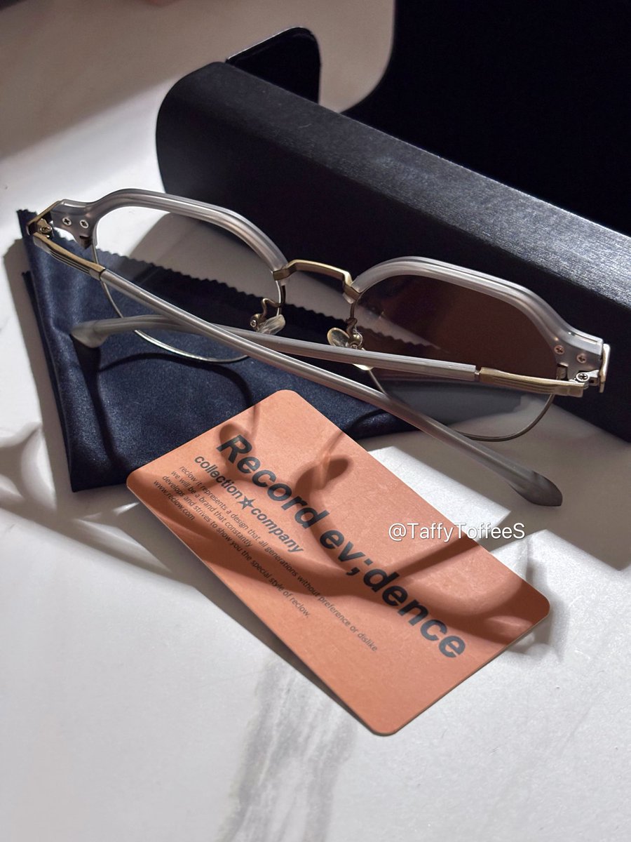 TaffyToffeeS's tweet photo. #ส่งต่อ แว่นตาเกาหลี ‘RECLOW FBB82 GRAY GLASS’ 250฿ รวมส่ง📦
📌ไม่ใช่เลนส์สายตา เอาไปเปลี่ยนได้
#พร้อมส่ง #พรีออดเดอร์เกาหลี #โล๊ะตู้ #แว่นตา #ของมือสอง https://t.co/XLnqMJ618D