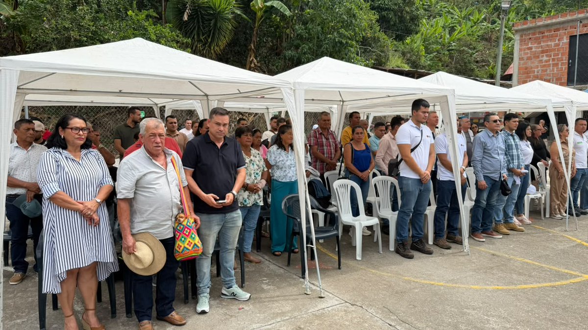 InviasOficial's tweet photo. #AEstaHora se inicia la entrega del mejoramiento de la vía terciaria Fresno – Casabianca, sector Alto de la Cruz – Río Gualí, mediante un evento que se realiza en la Institución Educativa El Nogal, ubicada en la vereda El Campeón, municipio de Fresno #Tolima. 📍 https://t.co/03dy6T6Z9N