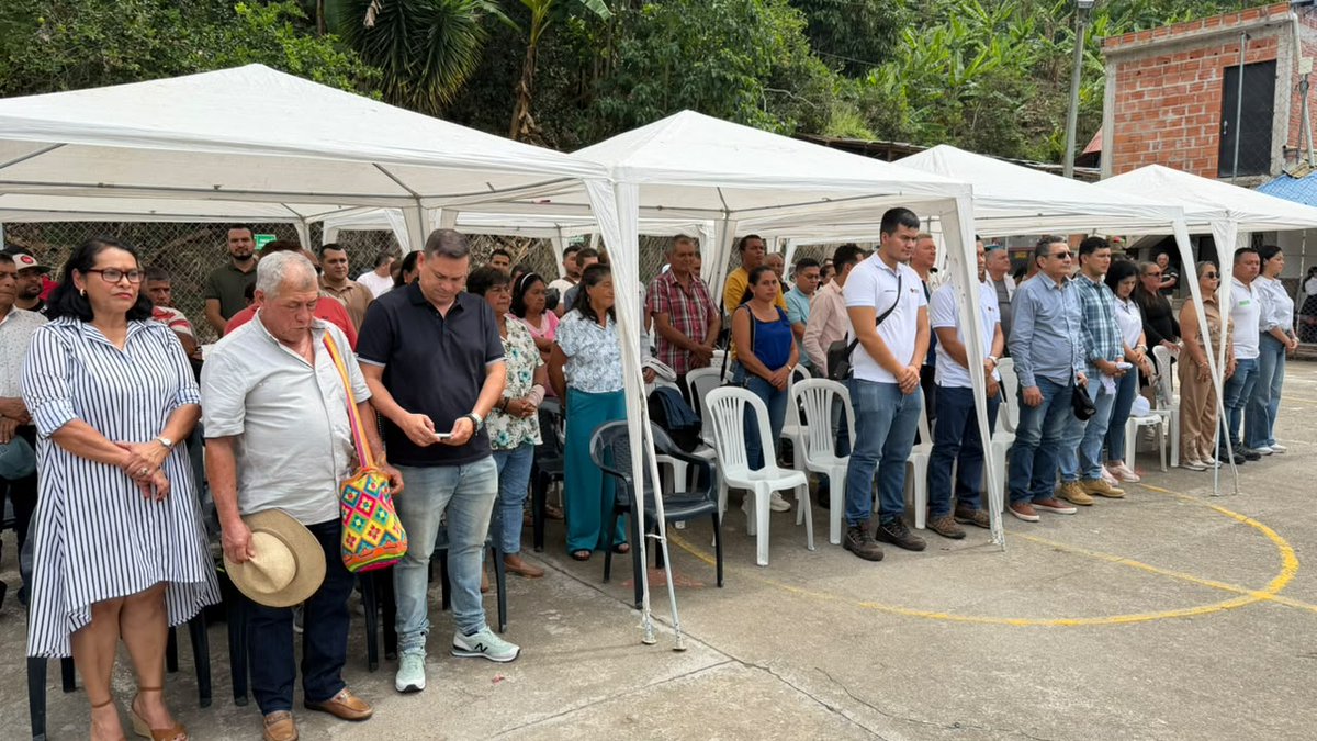 InviasOficial's tweet photo. #AEstaHora se inicia la entrega del mejoramiento de la vía terciaria Fresno – Casabianca, sector Alto de la Cruz – Río Gualí, mediante un evento que se realiza en la Institución Educativa El Nogal, ubicada en la vereda El Campeón, municipio de Fresno #Tolima. 📍 https://t.co/03dy6T6Z9N
