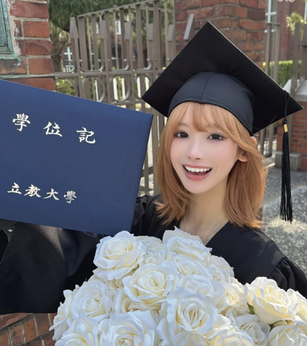 aigare01's tweet photo. 【悲報】韓国アイドルグループの太客キャバ嬢、
他ファンからの誹謗中傷を受け、配信中に自●

立教大学在学中に、年間売上1億円を達成したキャバ嬢として
話題になったMINA(25)さん。
私生活では日韓合同の男性K-POPアイドルグループ『ENHYPEN(エンハイプン)』で推し活。
「ENHYPEN」の唯一の日本人メンバー"NI-KI(20)"の
熱心なファンとして知られていた。

最近、コンサート中の行動や過度なアピールが
迷惑行為・マナー違反としてSNS上で拡散され炎上
日韓ファンから「謝罪すべき」「ニキペン卒しろ」など
強い非難や誹謗中傷を受けていた。

さらに、NI-KIからの
「認知されようとアピールする人がいたのは残念」
という発言を
自身への苦言だと受け止めて絶望

XとTikTokの配信中に首●り自●
今年大学卒業したばっかりだったのに。