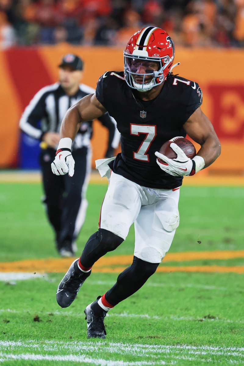 UnderdogNFL's tweet photo. Bijan Robinson following his new deal with the Falcons, via @marcraimondi:

"To get the (RB) position back to where it should be is one of my goals." https://t.co/zFduW8YIaZ