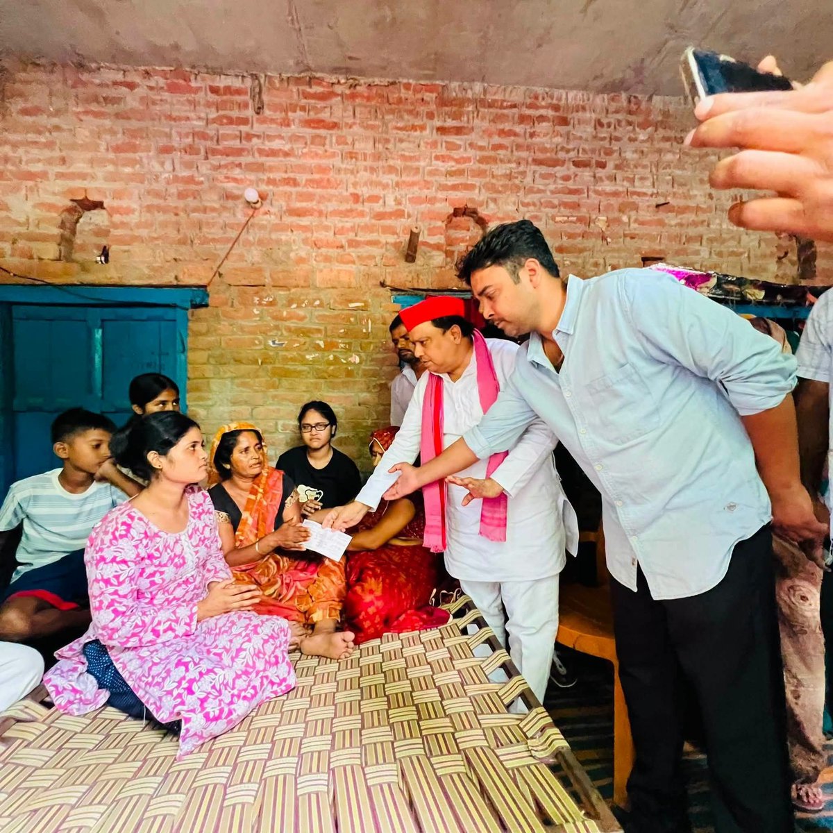 NitinSingh_166's tweet photo. समाजवादी पार्टी के राष्ट्रीय अध्यक्ष श्री @yadavakhilesh जी के निर्देशानुसार आज जिलाध्यक्ष श्री @_yadavrajesh जी के साथ ग्राम सुपासी में पहुँचकर स्व० शिवम् पाल के परिजनों से मुलाकात कर शोक संवेदना व्यक्त की। मृतक की माता जी को ₹50,000 की आर्थिक सहायता का चेक प्रदान किया । https://t.co/zb4SVv4rw3