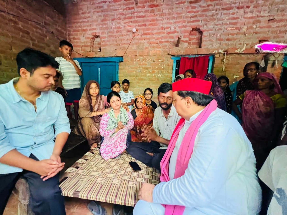 NitinSingh_166's tweet photo. समाजवादी पार्टी के राष्ट्रीय अध्यक्ष श्री @yadavakhilesh जी के निर्देशानुसार आज जिलाध्यक्ष श्री @_yadavrajesh जी के साथ ग्राम सुपासी में पहुँचकर स्व० शिवम् पाल के परिजनों से मुलाकात कर शोक संवेदना व्यक्त की। मृतक की माता जी को ₹50,000 की आर्थिक सहायता का चेक प्रदान किया । https://t.co/zb4SVv4rw3