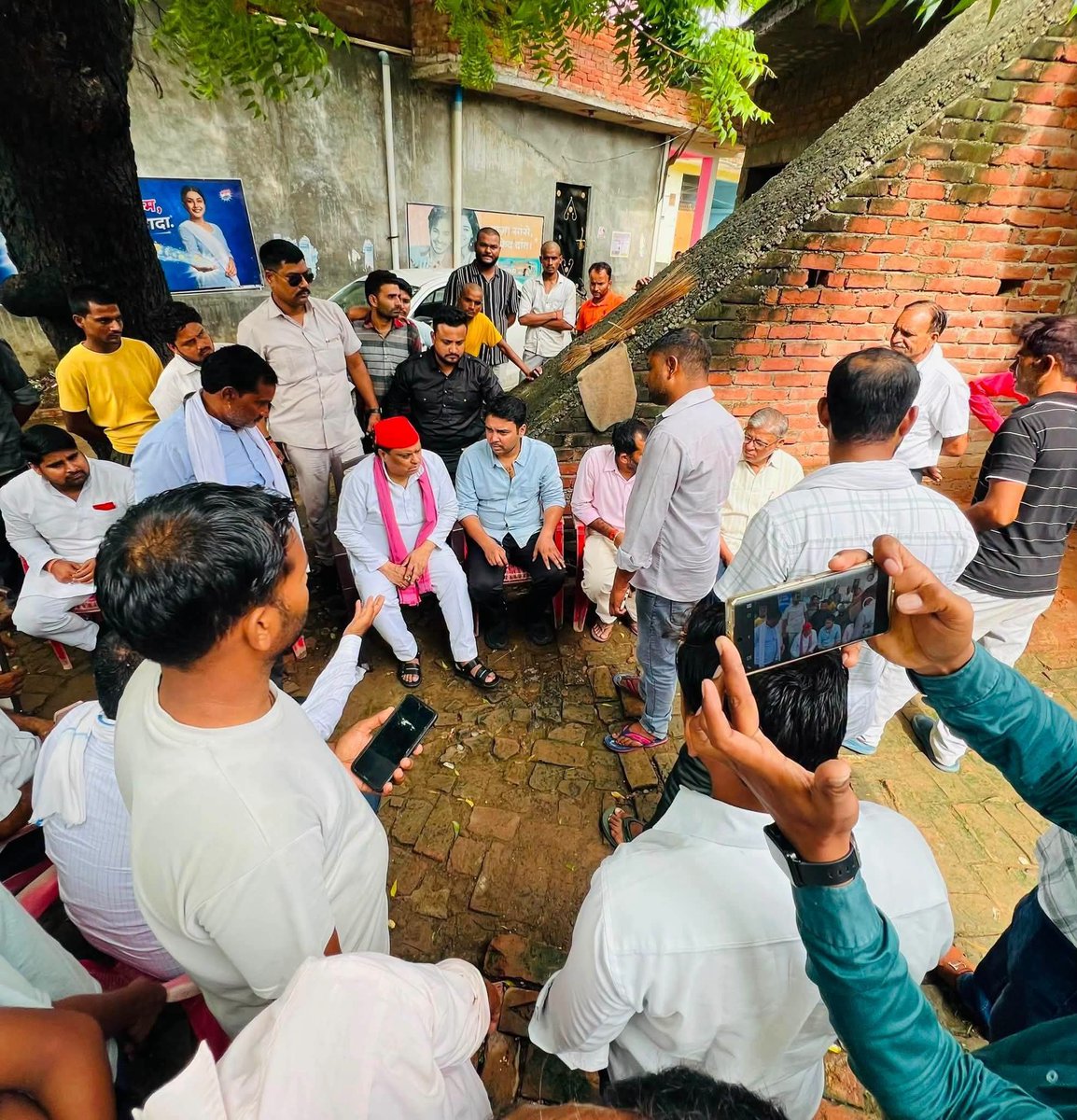 NitinSingh_166's tweet photo. समाजवादी पार्टी के राष्ट्रीय अध्यक्ष श्री @yadavakhilesh जी के निर्देशानुसार आज जिलाध्यक्ष श्री @_yadavrajesh जी के साथ ग्राम सुपासी में पहुँचकर स्व० शिवम् पाल के परिजनों से मुलाकात कर शोक संवेदना व्यक्त की। मृतक की माता जी को ₹50,000 की आर्थिक सहायता का चेक प्रदान किया । https://t.co/zb4SVv4rw3