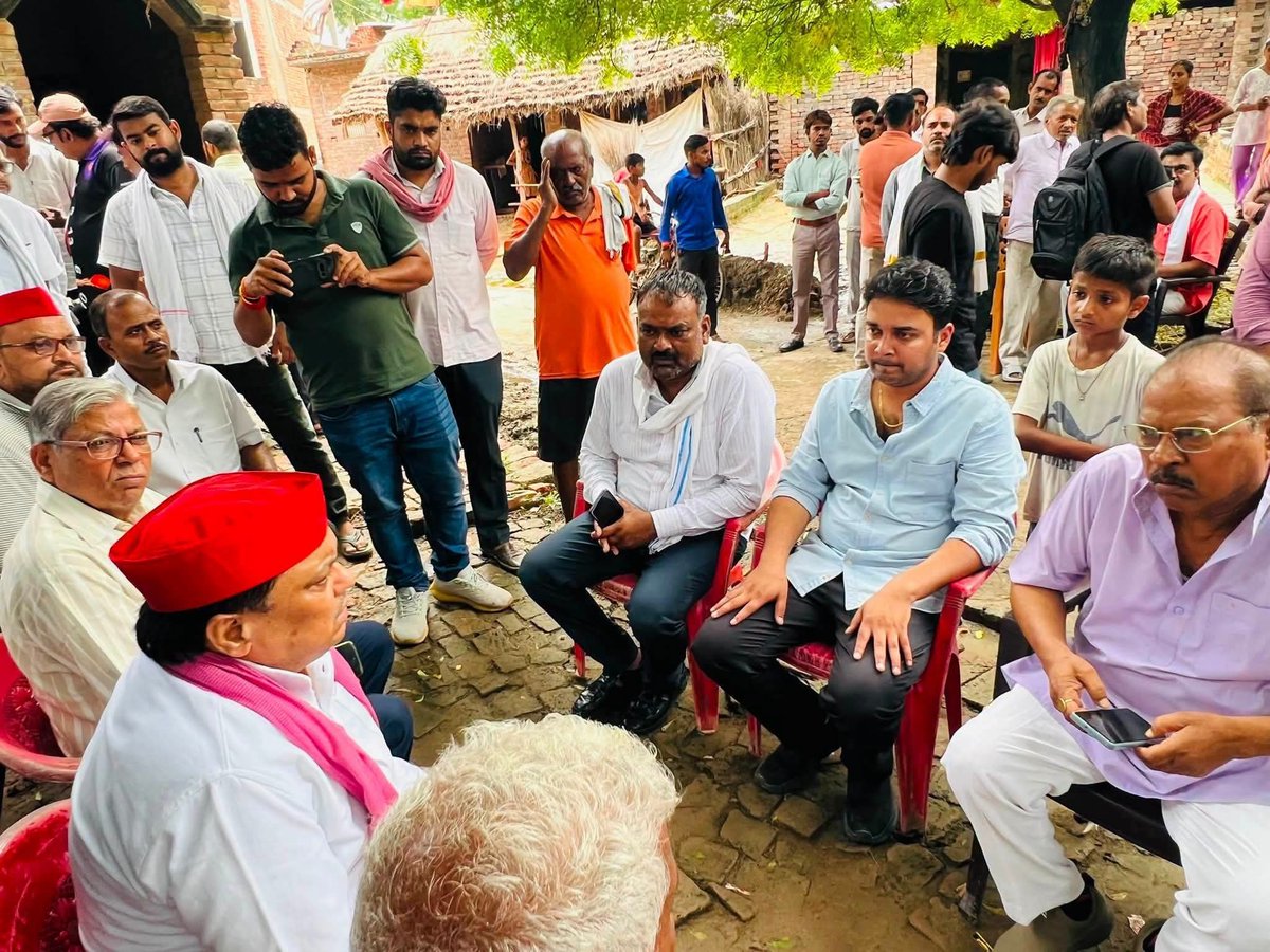 NitinSingh_166's tweet photo. समाजवादी पार्टी के राष्ट्रीय अध्यक्ष श्री @yadavakhilesh जी के निर्देशानुसार आज जिलाध्यक्ष श्री @_yadavrajesh जी के साथ ग्राम सुपासी में पहुँचकर स्व० शिवम् पाल के परिजनों से मुलाकात कर शोक संवेदना व्यक्त की। मृतक की माता जी को ₹50,000 की आर्थिक सहायता का चेक प्रदान किया । https://t.co/zb4SVv4rw3