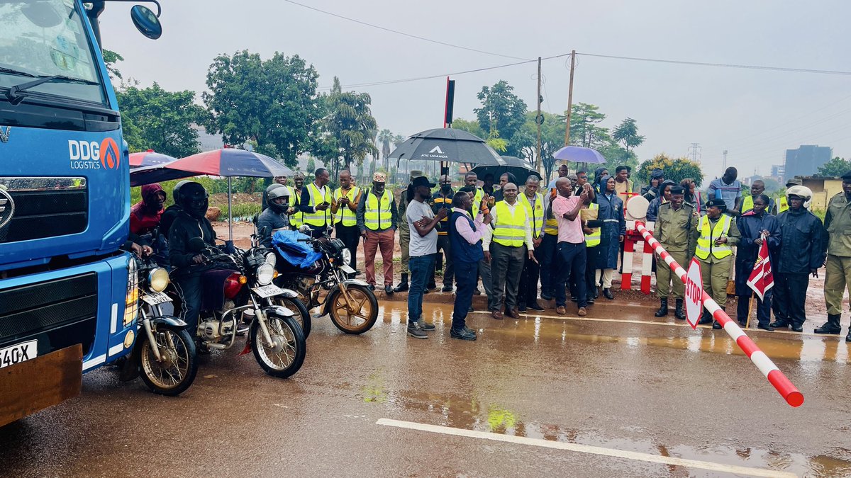 Bodaindustryug's tweet photo. Today we received  invitation from @RailwaysUganda  and @MoWT_Uganda .to the rail-way safety awareness.among the issue discussed on.
1-Road user knowledge on railroad.w/c ishighly risky.
2-stop at the boom �� barriers when the train 🚂 is near to approach. https://t.co/NwwH4raS6O
