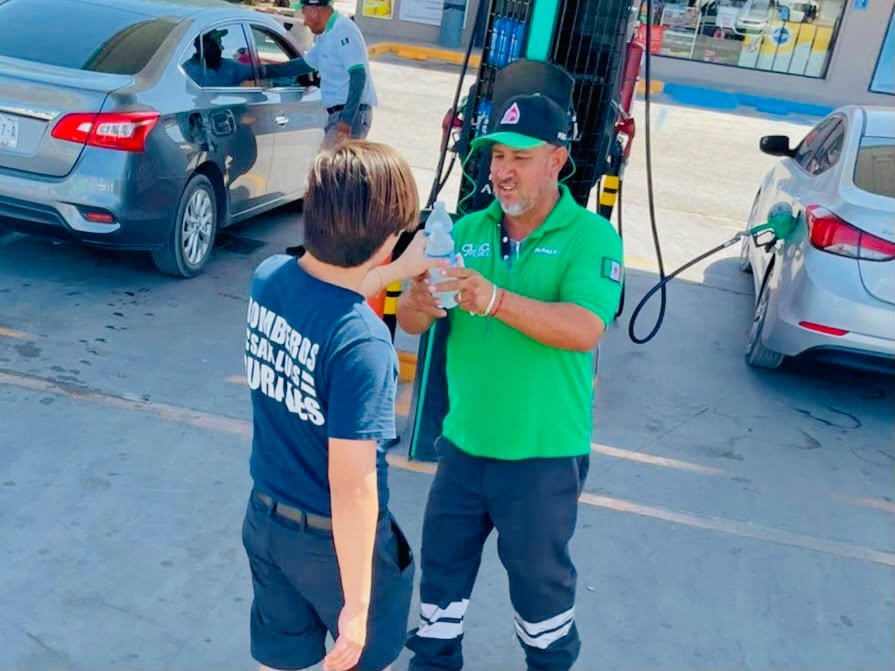 PuntoMedioNews's tweet photo. 🚨 #SLRC | Activan campaña "Aguas con el Calor": distribuyen agua en colonias y habilitan 5 puntos de hidratación en estaciones de Bomberos y Protección Civil. ☀️🥛
🚨 Emergencias por calor: llama al 9-1-1.
🔗 Ubicaciones: https://t.co/v0TZGNPE3A…
#Sonora #SLRC #Clima #Noticias https://t.co/PLImjjCZjJ