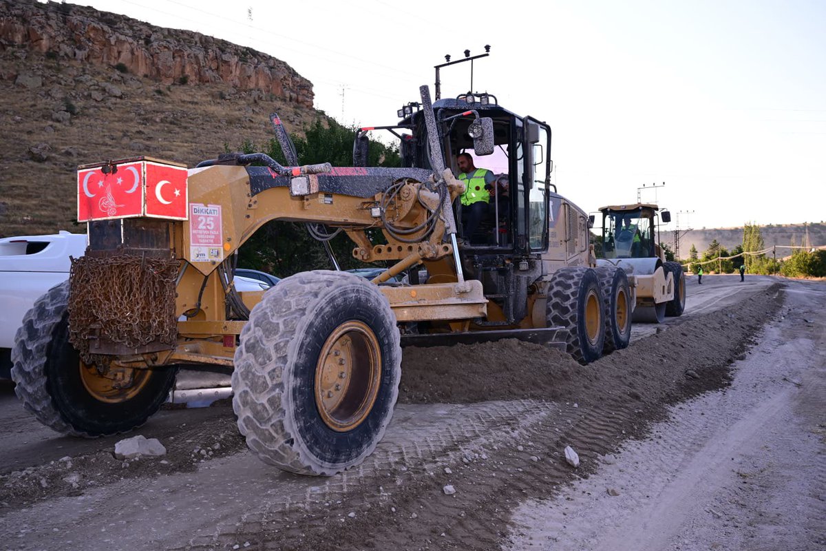 nevsehirvalilik's tweet photo. Valimiz Sayın @valihuseyinkok,

Kaymaklı beldesi ile Mazı Köyü arasında İl Özel İdaresi tarafından yürütülen altyapı, yol genişletme ve iyileştirme çalışmalarını yerinde inceleyerek görev yapan personeli ziyaret etti.

İncelemeler kapsamında çalışanlarla bir süre sohbet eden Vali Kök; İl Genel Meclis Başkanı Serkan Naci Feralan, İl Özel İdaresi Genel Sekreter Vekili Tolga Balak, Yol ve Ulaşım Hizmetleri Müdürü Tahsin Çapacı ve yetkililerden çalışmaların son durumu hakkında bilgi aldı.

Toplam 10 km uzunluğunda ve 9 m genişliğinde planlanan yolun tamamlanmasıyla birlikte, Kaymaklı beldesi ile Mazı Köyü arasındaki ulaşımın daha güvenli, konforlu ve kesintisiz hale getirilmesi hedefleniyor.

Vali Kök, sahada özveriyle görev yapan İl Özel İdaresi ekiplerine çalışmalarında kolaylıklar dileyerek, emeklerinden dolayı teşekkür etti.

📍 Mazı Köyü