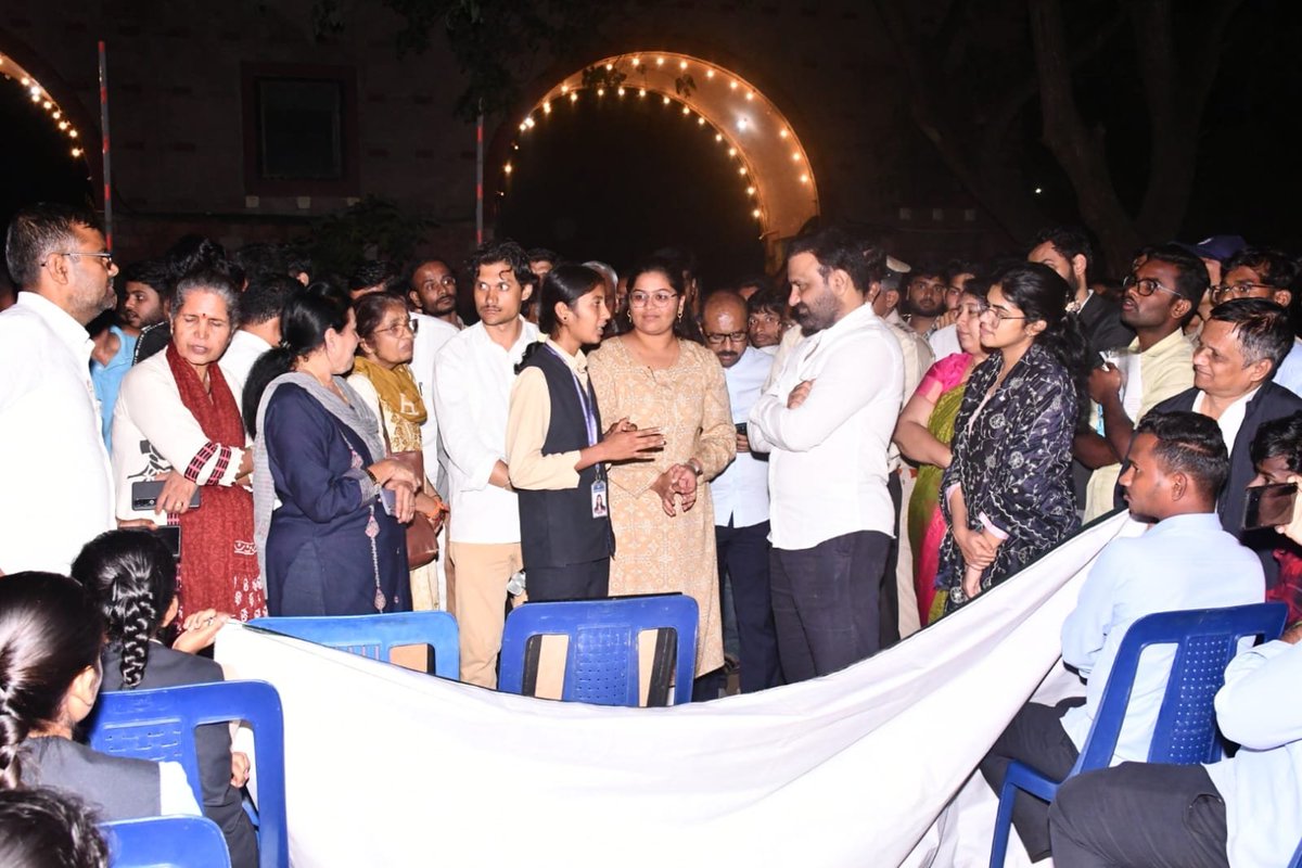 SantoshSLadINC's tweet photo. ಕೃಷಿ ಇಲಾಖೆಯ ತಾಂತ್ರಿಕ ಹುದ್ದೆಗಳ ನೇಮ���ಾತಿಯು ಹುದ್ದೆಗಳ ವರ್ಗೀಕರಣ ಮತ್ತು ನೇಮಕಾತಿ ನಿಯಮಗಳಿಗೆ ಅನುಗುಣವಾಗಿ ನಡೆಸಬೇಕು ಹಾಗೂ ಕೃಷಿ ಕ್ಷೇತ್ರದಲ್ಲಿ ಪ್ರಾಯೋಗಿಕ ಜ್ಞಾನ, ಕ್ಷೇತ್ರಾನುಭವ ಹಾಗೂ ಕೃಷಿ ಶಿಕ್ಷಣ ಪಡೆದ ಪದವೀಧರರಿಗೆ ಆದ್ಯತೆ ನೀಡುವುದು ಸೇರಿದಂತೆ ವಿವಿಧ ಬೇಡಿಕೆಗಳ ಈಡೇರಿಕೆಗೆ ಆಗ್ರಹಿಸಿ ಧಾರವಾಡ ಕೃಷಿ ವಿಶ್ವವಿದ್ಯಾಲಯದಲ್ಲಿ ಪ್ರತಿಭಟನೆ ನಡೆಸುತ್ತಿದ್ದ ವಿದ್ಯಾರ್ಥಿಗಳ ಮನವಿ ಸ್ವೀಕರಿಸಲಾಯಿತು. 

ಈ ಸಮಸ್ಯೆಯನ್ನು ಕಾನೂನಾತ್ಮಕವಾಗಿ ಆದಷ್ಟು ಬೇಗ ಬಗೆಹರಿಸಲು ಸಂಬಂಧಿಸಿದ ಹಿರಿಯ ಅಧಿಕಾರಿಗಳಿಗೆ ಈಗಾಗಲೇ ಸನ್ಮಾನ್ಯ @CMofKarnataka ಅವರು ಸೂಚನೆ ನೀಡಿದ್ದಾರೆ.

#Dharwad