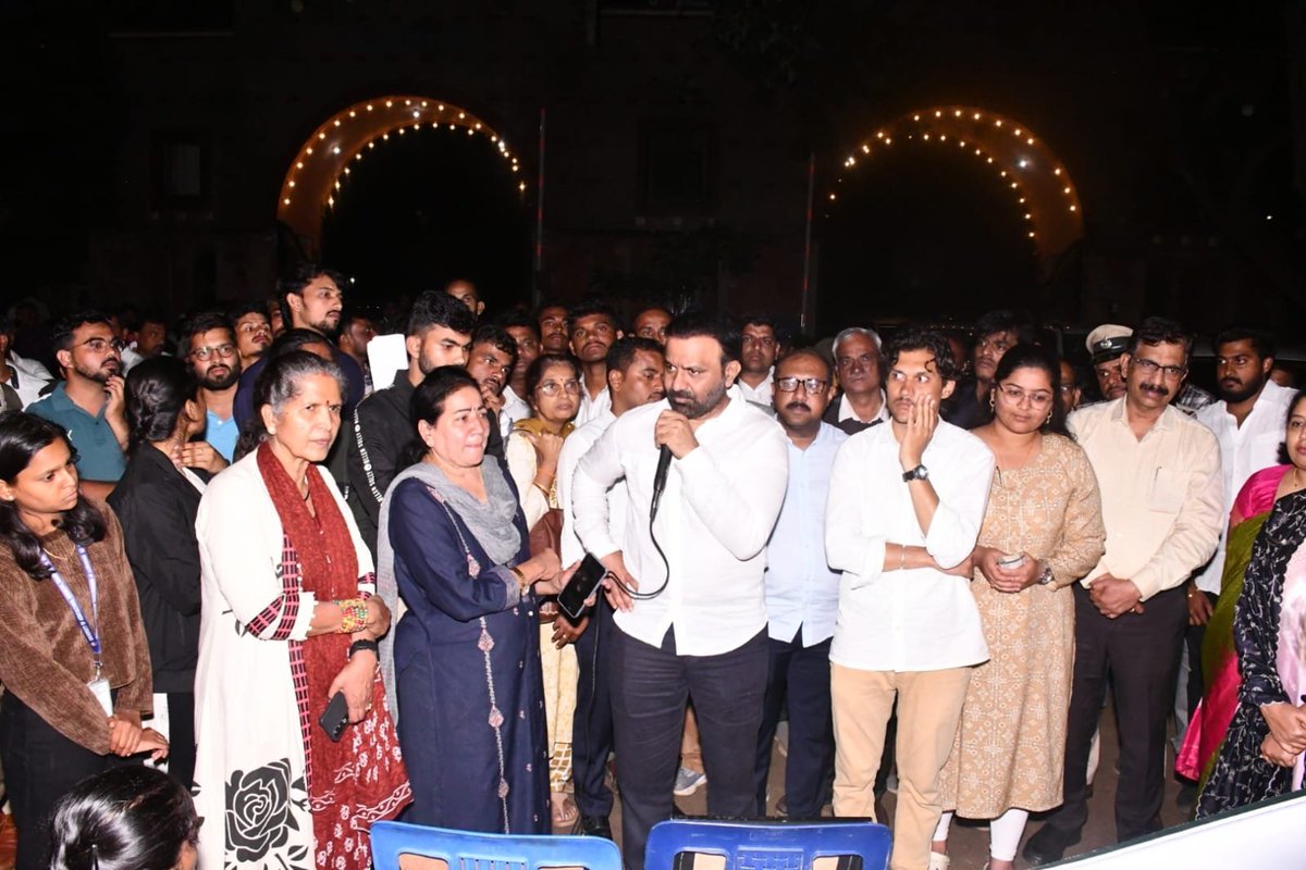 SantoshSLadINC's tweet photo. ಕೃಷಿ ಇಲಾಖೆಯ ತಾಂತ್ರಿಕ ಹುದ್ದೆಗಳ ನೇಮ���ಾತಿಯು ಹುದ್ದೆಗಳ ವರ್ಗೀಕರಣ ಮತ್ತು ನೇಮಕಾತಿ ನಿಯಮಗಳಿಗೆ ಅನುಗುಣವಾಗಿ ನಡೆಸಬೇಕು ಹಾಗೂ ಕೃಷಿ ಕ್ಷೇತ್ರದಲ್ಲಿ ಪ್ರಾಯೋಗಿಕ ಜ್ಞಾನ, ಕ್ಷೇತ್ರಾನುಭವ ಹಾಗೂ ಕೃಷಿ ಶಿಕ್ಷಣ ಪಡೆದ ಪದವೀಧರರಿಗೆ ಆದ್ಯತೆ ನೀಡುವುದು ಸೇರಿದಂತೆ ವಿವಿಧ ಬೇಡಿಕೆಗಳ ಈಡೇರಿಕೆಗೆ ಆಗ್ರಹಿಸಿ ಧಾರವಾಡ ಕೃಷಿ ವಿಶ್ವವಿದ್ಯಾಲಯದಲ್ಲಿ ಪ್ರತಿಭಟನೆ ನಡೆಸುತ್ತಿದ್ದ ವಿದ್ಯಾರ್ಥಿಗಳ ಮನವಿ ಸ್ವೀಕರಿಸಲಾಯಿತು. 

ಈ ಸಮಸ್ಯೆಯನ್ನು ಕಾನೂನಾತ್ಮಕವಾಗಿ ಆದಷ್ಟು ಬೇಗ ಬಗೆಹರಿಸಲು ಸಂಬಂಧಿಸಿದ ಹಿರಿಯ ಅಧಿಕಾರಿಗಳಿಗೆ ಈಗಾಗಲೇ ಸನ್ಮಾನ್ಯ @CMofKarnataka ಅವರು ಸೂಚನೆ ನೀಡಿದ್ದಾರೆ.

#Dharwad