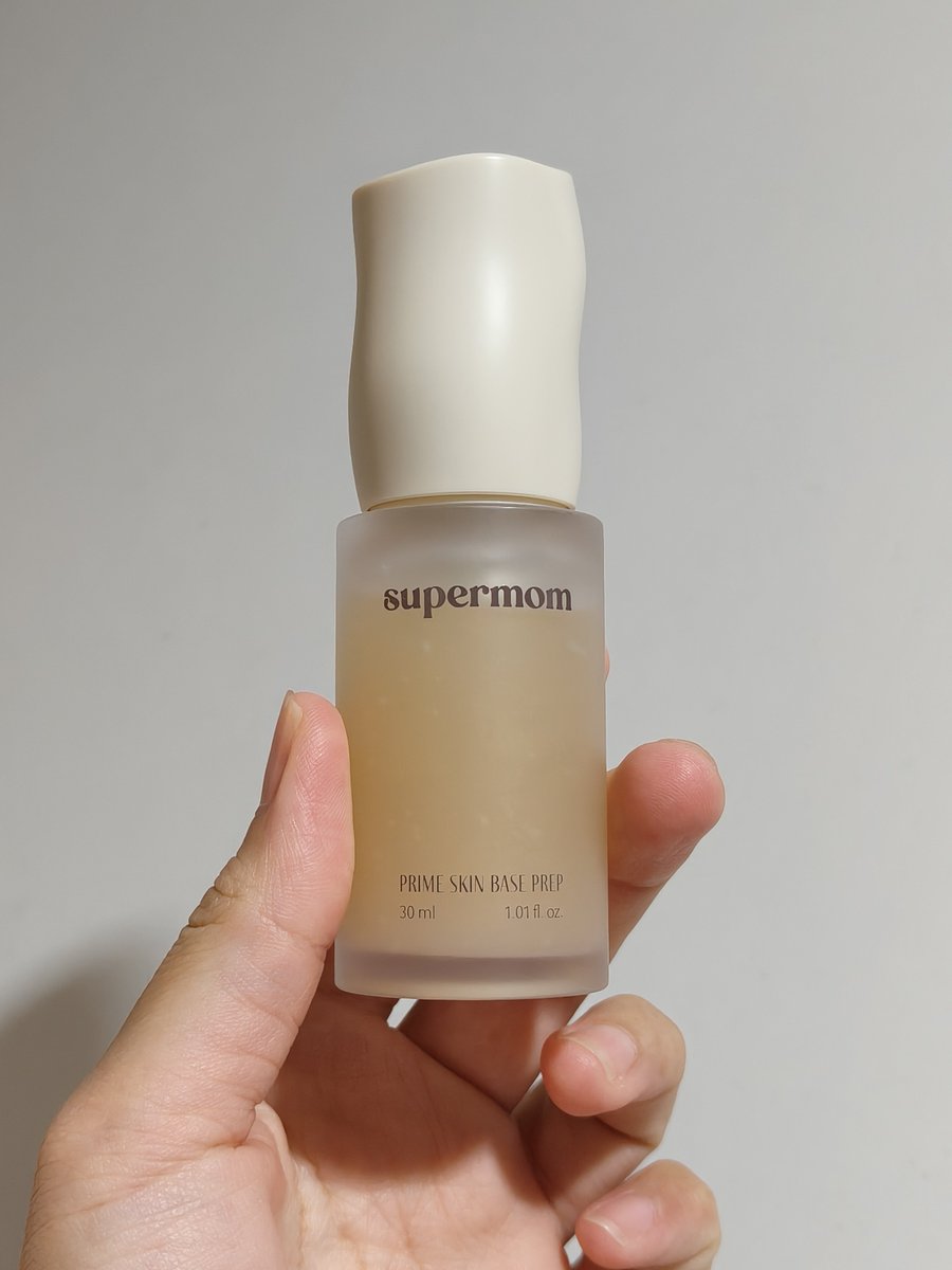 foxeryrose's tweet photo. 2 ตัวนี้เลย!! ดีมากกก ดีแบบอยากกราบให้สัก 10 รอบ 

Carslan เหมือน Bobbi Brown มากกก ความเหมือนให้ 9/10 เลย แต่ราคาถูกกว่า 10 เท่า ตอนแรกก็กล้าๆกลัวๆ ว่าจะใช้ดีเหมือนกันมั้ย แต่กลายเป็นว่าโคตรดี!! แต่งหน้าง่าย หน้าไม่หยา ไม่ตกร่อง แก้ปัญหาขุย ลงรองพื้นง่าย ผิวโคตรสวย! หยุดใช้ไม่ได้เลย 55 แต่ก่อนใช้บอบบี่เหนียมมาก เหมือนเจอทางสวรรค์ ปุกละ 300 หลังจากนี้ไม่เหนียมเหละ 555

Supermom ลงรองพื้นแล้วเกลี่ยง่าย ผิวโคตรสวย ใช้แปรงบางครั้งเป็นเส้นแต่อันนี้ไม่เป็น! เพิ่มการยืดเกาะรองพื้นให้แน่นตึบ ระหว่างวันไม่แครก ไม่คราบ ไม่ตกร่อง หน้าผ่องทั้งวัน คิดภาพตามอาจจะคิดว่าเบสเหนียวแน่ๆ แต่ไม่เลย สบายผิว ผิวไม่มันเพิ่ม