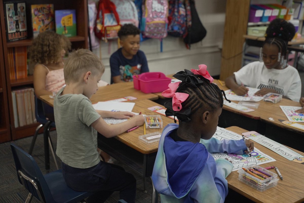 RichlandTwo's tweet photo. 🎉📚 The halls are buzzing and the playground is full of laughter—Day One at @lonniebnelson is off to an AMAZING start! 🐝💛
 #Back2Two
#LeadingTheFutureOfLearning https://t.co/1cQCeFIkpb