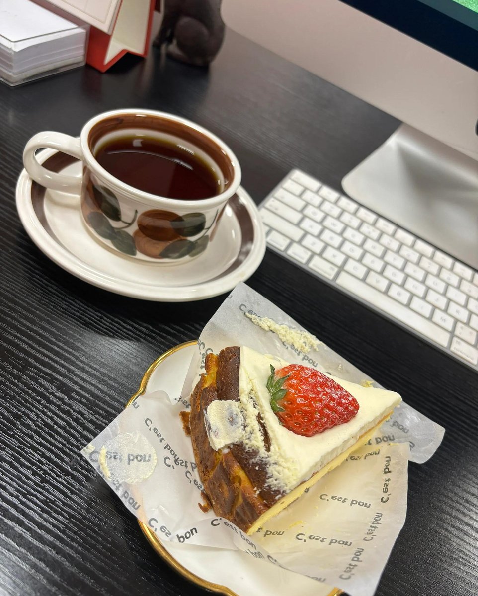 Gotham_Notes's tweet photo. Sun is nice, drink hot beverage, enjoy quiet moment😁 https://t.co/vyOwREyWZj