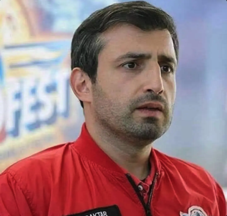 ZaferArapkirli's tweet photo. YALAN MI? YANILTICI MI? 

BirGün'deki habere göre, "Cumhurbaşkanının damadı Selçuk Bayraktar, devletten hem 49 yıllığına arsa tahsis desteği hem de vergi muafiyeti almış..."

Bu haber üzerine BirGün Gazetesi muhabiri İsmail Arı ve gazeteyi mahkemeye vermişler. 2 milyon TL de tazminat talep etmişler. 

Mahkeme, haberdeki bilgileri hükümete soruyor. Sanayi ve Teknoloji Bakanlığı da bu bilgileri doğruluyor. 

Şimdi, demokrasisi ve yargısı düzgün işleyen bir ülkede tazminat davasını açan kişi hakkında, haksız yere "Yalancılıkla itham ve iftira" suçlamasıyla dava açılması gerekmez mi?

Sen kime yalancı diyorsun kardeşim?