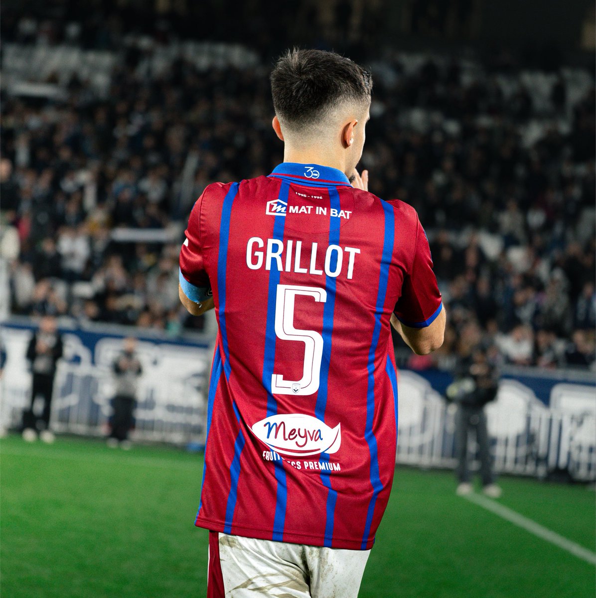 girondins's tweet photo. 𝑀𝑒𝑟𝑐𝑖 𝐽𝑒𝑎𝑛 💙🤍

Certains joueurs portent un maillot, d’autres grandissent avec lui.

Arrivé aux Girondins à l’âge de 15 ans, Jean Grillot aura consacré une partie de sa vie à ce Club. Saison après saison, il a franchi toutes les étapes avec le même engagement, la même détermination et la même fierté de défendre nos couleurs.

Son parcours restera à jamais inscrit dans l’histoire des Girondins. En devenant le plus jeune capitaine de l’histoire du Club, Jean a incarné la responsabilité, le caractère et l’attachement que représente ce brassard.

Aujourd’hui, une page se tourne.

Merci d’avoir toujours porté ce maillot avec humilité, exigence et fierté. Merci d’avoir représenté les Girondins avec autant de dignité.

Toute la famille des Girondins de Bordeaux te souhaite le meilleur pour la suite. Tu mérites une carrière à la hauteur de ton travail, de ton talent et de la personne que tu es. Nous te souhaitons de réussir, de t’épanouir et de continuer à écrire une magnifique histoire.

On ne dit pas adieu à un enfant du Club. On lui dit simplement : à bientôt. 🫶

#MarineEtBlanc
