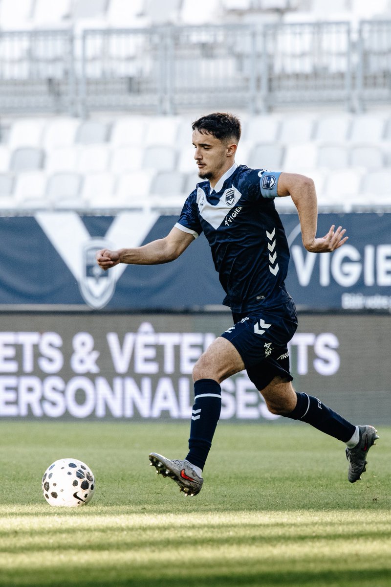 girondins's tweet photo. 𝑀𝑒𝑟𝑐𝑖 𝐽𝑒𝑎𝑛 💙🤍

Certains joueurs portent un maillot, d’autres grandissent avec lui.

Arrivé aux Girondins à l’âge de 15 ans, Jean Grillot aura consacré une partie de sa vie à ce Club. Saison après saison, il a franchi toutes les étapes avec le même engagement, la même détermination et la même fierté de défendre nos couleurs.

Son parcours restera à jamais inscrit dans l’histoire des Girondins. En devenant le plus jeune capitaine de l’histoire du Club, Jean a incarné la responsabilité, le caractère et l’attachement que représente ce brassard.

Aujourd’hui, une page se tourne.

Merci d’avoir toujours porté ce maillot avec humilité, exigence et fierté. Merci d’avoir représenté les Girondins avec autant de dignité.

Toute la famille des Girondins de Bordeaux te souhaite le meilleur pour la suite. Tu mérites une carrière à la hauteur de ton travail, de ton talent et de la personne que tu es. Nous te souhaitons de réussir, de t’épanouir et de continuer à écrire une magnifique histoire.

On ne dit pas adieu à un enfant du Club. On lui dit simplement : à bientôt. 🫶

#MarineEtBlanc