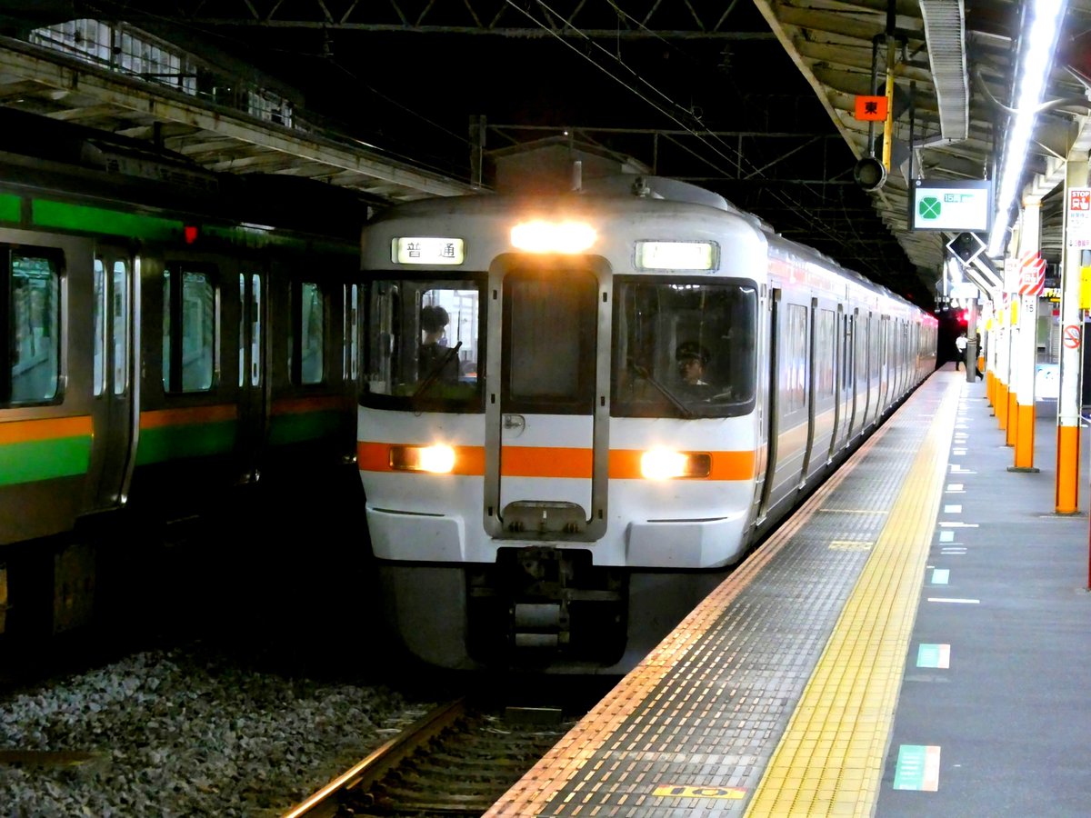 hustler_tora's tweet photo. 2026/8/5
496M〜1441M
K11/K4+S3 (所定313系4両)
(←浜松)

某花火大会の増結で7両の熱海乗り入れが実現。
2+2+3の組成はかつてのオールロングシート車の定期運用を彷彿とさせるが、今日はイベント客輸送に適しないオールクロスシート車の充当となった。
#静岡地区運用
#JR東海_運用 https://t.co/4XxQZGV9kD