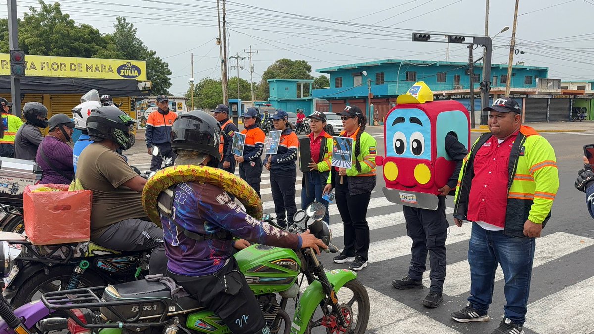 InttContigo's tweet photo. En el marco del Día Internacional del Semáforo, el INTT, en articulación con la Policía Nacional Bolivariana (PNB), mantiene un despliegue preventivo para orientar a conductores y peatones sobre el acatamiento de las señales de tránsito https://t.co/WhA5QlM0Av