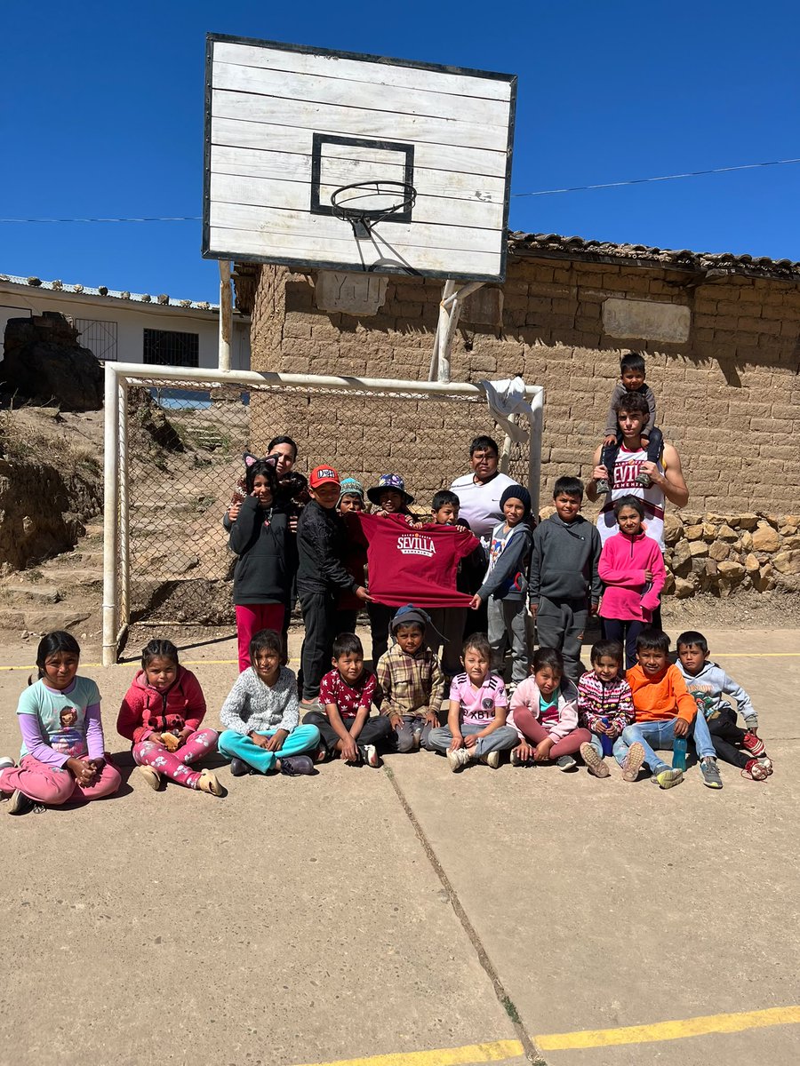 cbsfemenino's tweet photo. 🌍🇧🇴 #CBSFPorElMundo llega a Capillas (Bolivia).
🏀 Una canasta situada a 3.503 m de altitud demuestra que la pasión por el baloncesto no entiende de fronteras.
📸 ¿Hasta dónde llevarás tú los colores del CBSF?
Etiquétanos y participa con #CBSFPorElMundo. https://t.co/uV9StUKucr