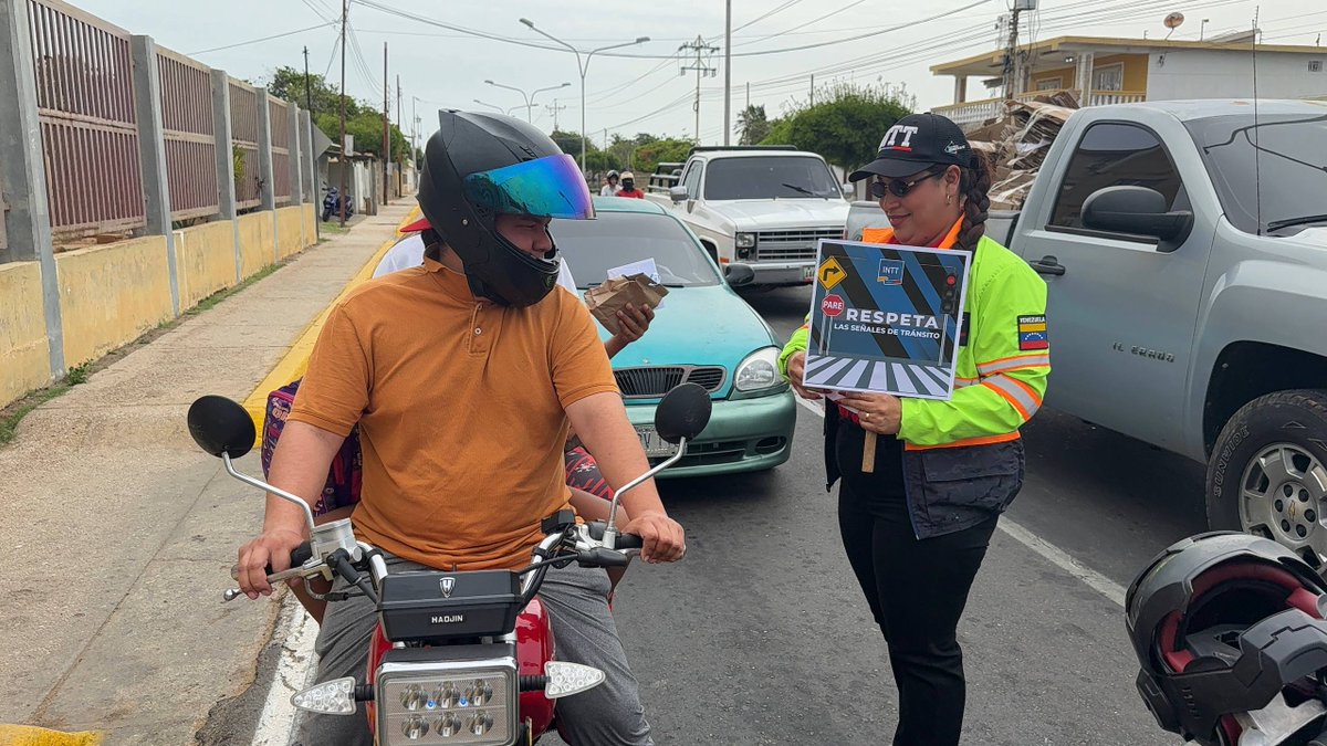 InttContigo's tweet photo. En el marco del Día Internacional del Semáforo, el INTT, en articulación con la Policía Nacional Bolivariana (PNB), mantiene un despliegue preventivo para orientar a conductores y peatones sobre el acatamiento de las señales de tránsito https://t.co/WhA5QlM0Av