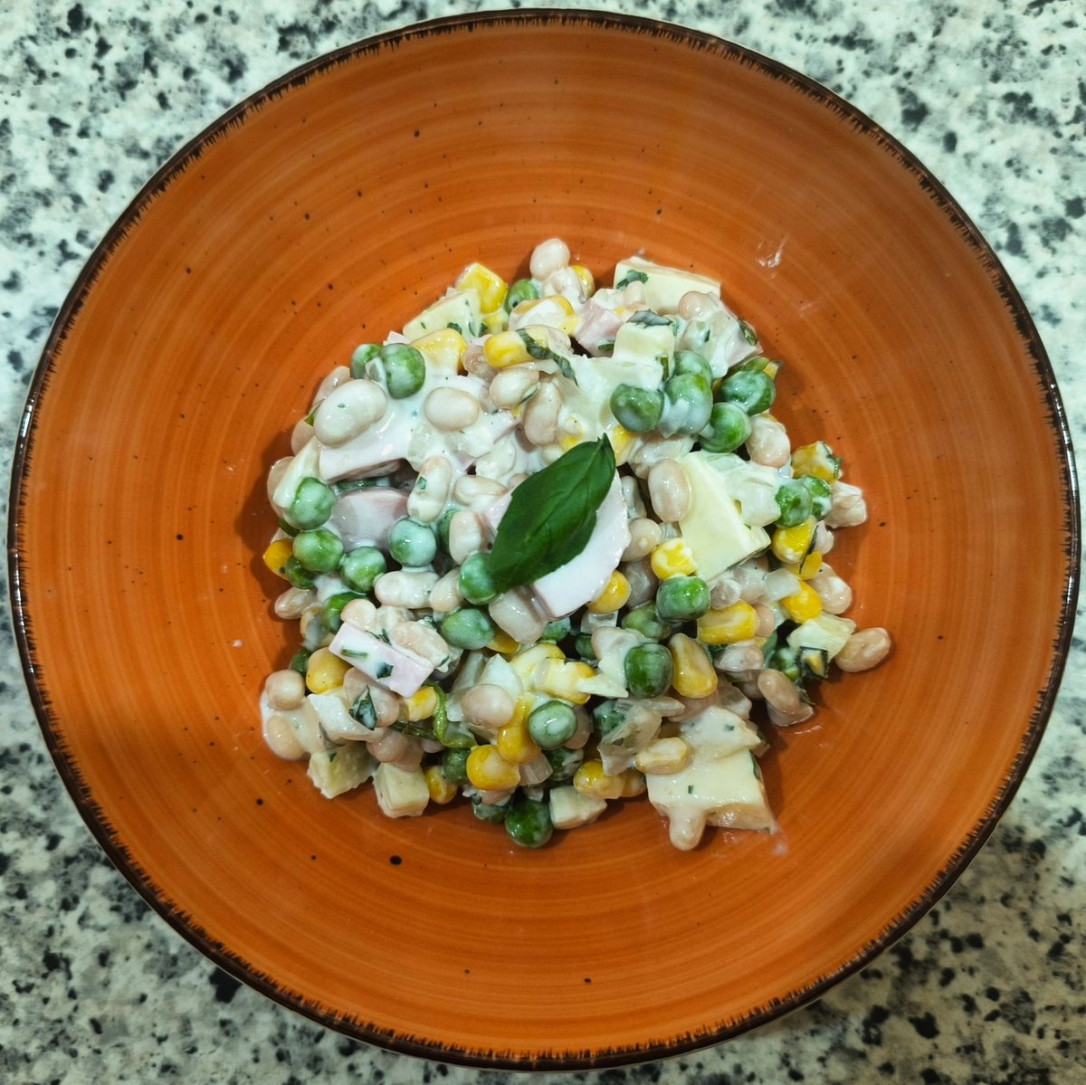 MikeKocht's tweet photo. Sommerlicher #Salat heute wieder "mit alles" ;-)
Es müssen ja nicht immer Nudeln sein, weiße Bohnen eignen sich genau so gut als "Füllmaterial" und bringen neben Kohlehydraten auch mehr Protein ins Gericht.
https://t.co/9MwcMaYW4o https://t.co/c1sp4gdcyp