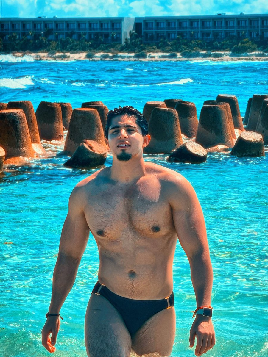 alejilloTol's tweet photo. Dime que también añoras cuando reíamos juntos entre las olas. 🌞🌊 https://t.co/AqstHRVIiU