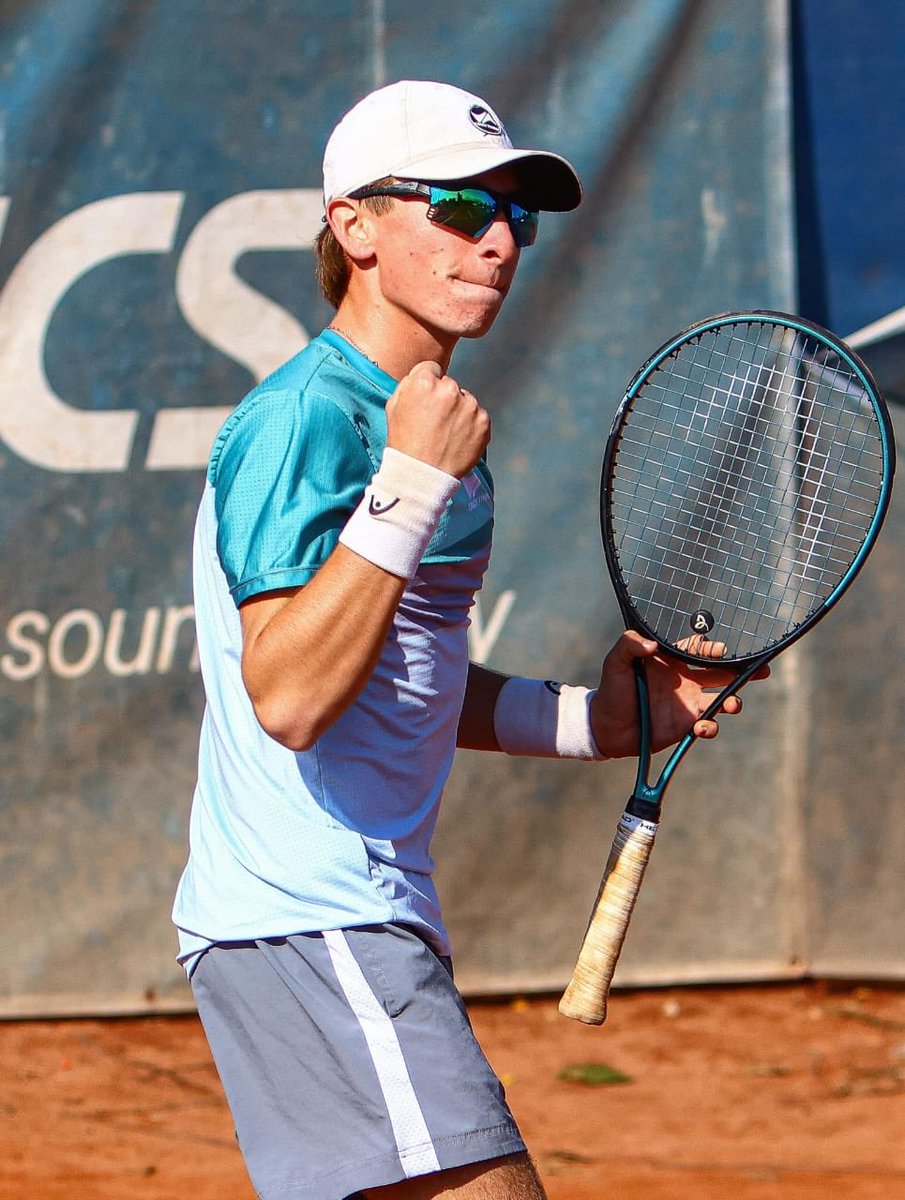 MuniDeportes's tweet photo. 🎾Máximo Cataldi volvió a abrir la serie para Argentina

Maxi ganó el primer punto de la serie frente a Chile en el Sudamericano Sub-16 que se disputa en Bogotá, Colombia.

💪 Se impuso con autoridad por 6/0 y 6/0 ante Simón Doren, para poner a Argentina 1-0 arriba en la serie. https://t.co/w2LE3BBz6Q