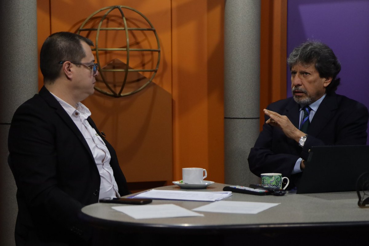 CNELoja's tweet photo. ENTREVISTA 📺 📻 | Nuestro director, Byron Vivanco Encalada, informó a Cadena Ecotel lo referente a las actividades del calendario aprobado para las #Elecciones2027Ec. 🗳️🇪🇨 https://t.co/FFkaoU90fY