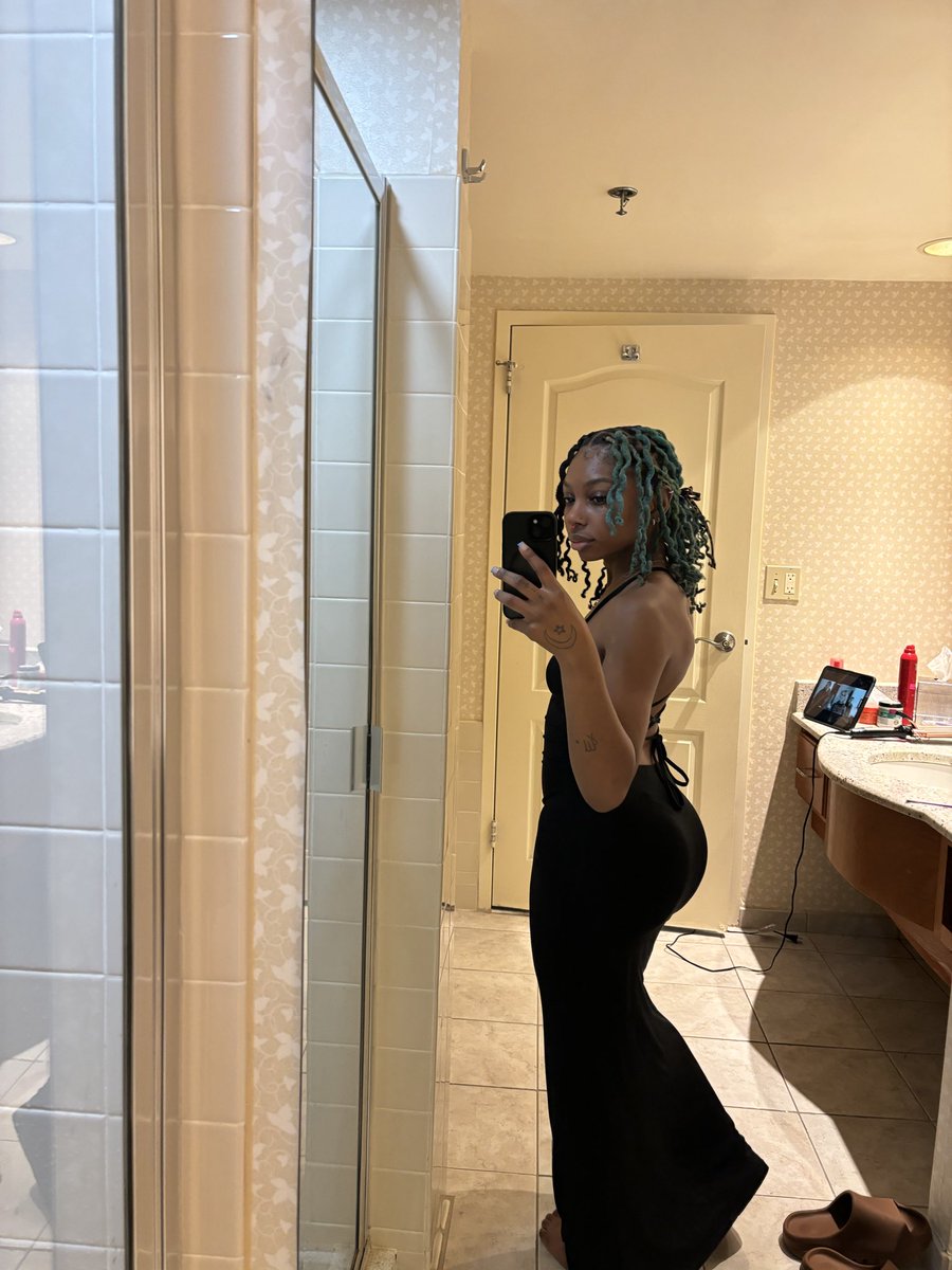 tharealdynamite's tweet photo. My nails used to always match my hair color 😍😍💙🦋 https://t.co/BVUlXiVTO3