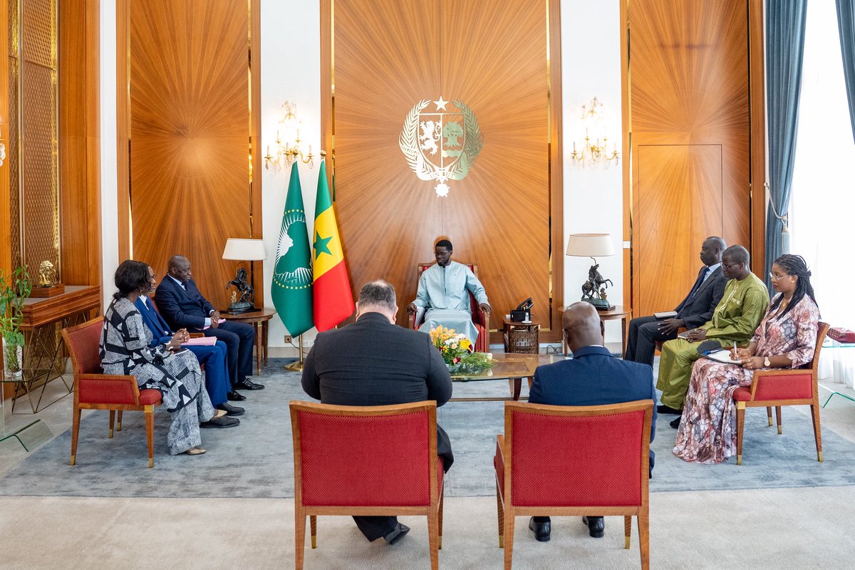 PR_Senegal's tweet photo. Le @PR_Diomaye a reçu M. Ousmane Diagana, Vice-président de la Banque mondiale pour l'Afrique de l'Ouest et du Centre.

Le Groupe de la Banque mondiale confirme un appui budgétaire direct et élargit les financements adossés aux résultats. Le partenariat est porté à dix ans. https://t.co/Cod5uqOeNI