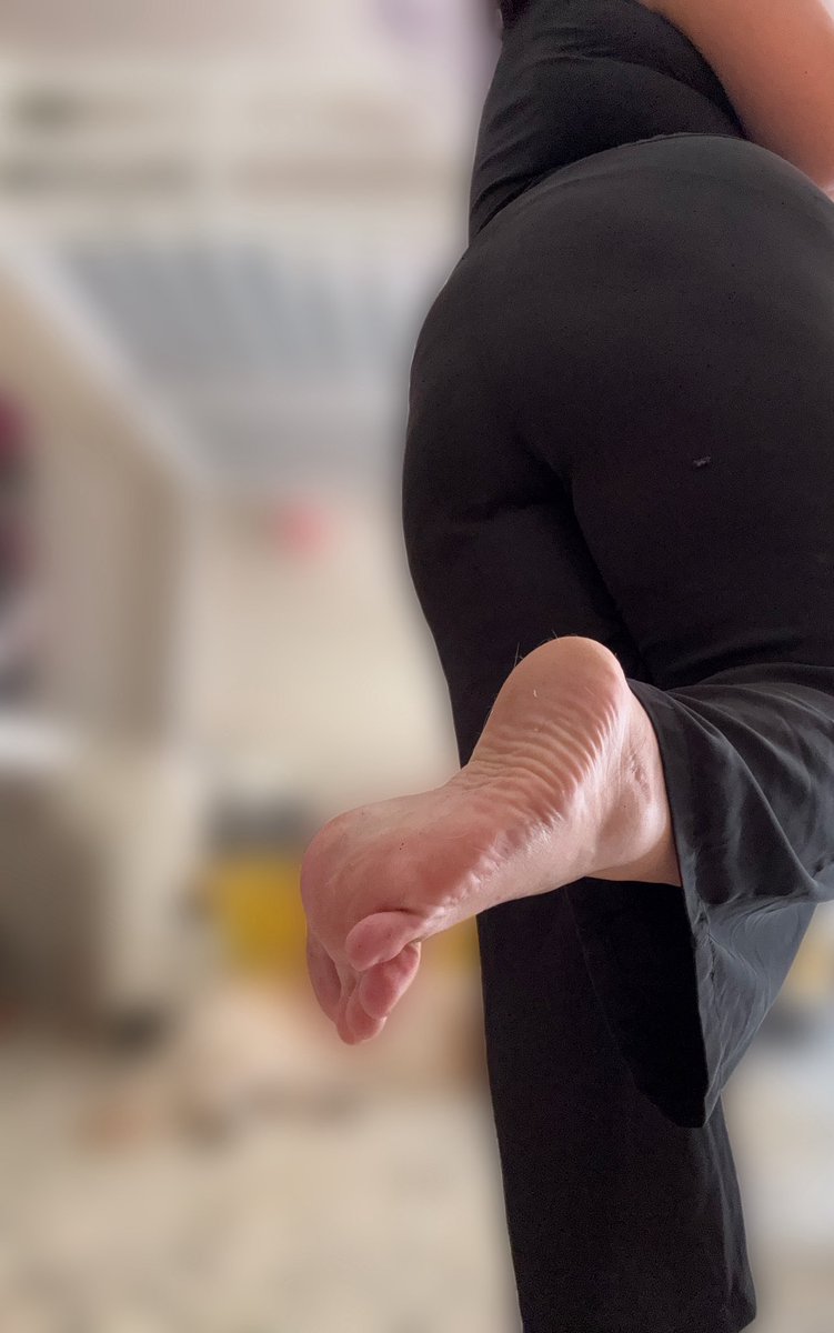 deaartemiss's tweet photo. Vieni, pulisci. 

#feet #feetfindom #findom #mistress #moneysmiss #queen #moneymisstress #feetqueen https://t.co/5CLprIHEVx