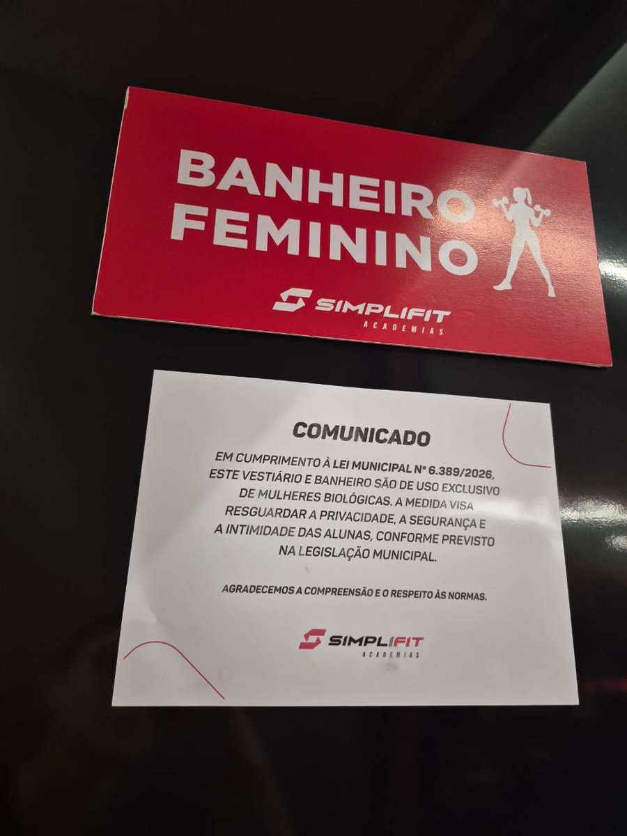 themisramos's tweet photo. Já não basta o absurdo que foi essa lei inconstitucional passar na câmara municipal e ser sancionada pelo prefeito ainda tem estabelecimento passando vergonha com isso. Uma empresa piauiense com esse tipo de posicionamento ridículo! https://t.co/lpXomOD16n