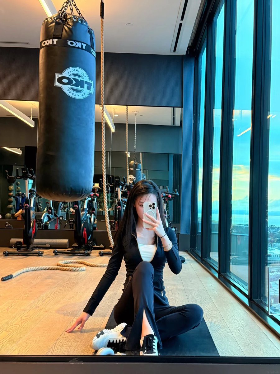 minnmandu's tweet photo. Post-workout mirror selfie! Staying active and feeling energized for the day ahead. 🥊 https://t.co/3atY38K21w