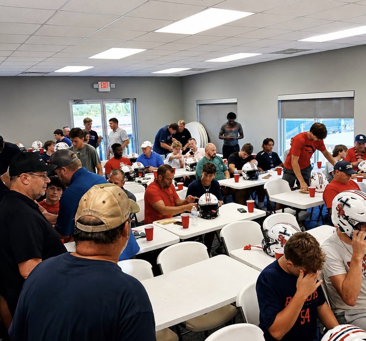 srcsfootball_'s tweet photo. 🚨 Decals with Dad 🚨
We had a great night of food, fellowship, and tradition at our annual Decals with Dad event!
A special thank you to everyone who helped cook, serve, organize, and invest their time to make the evening a success. We appreciate your support!
#alwayscompete https://t.co/s3nIkipx6I