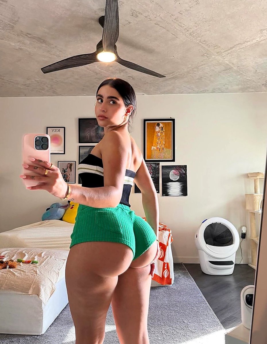 Angelasteaa's tweet photo. How I send pics when ur fav color is green https://t.co/7zYQAMkmhG