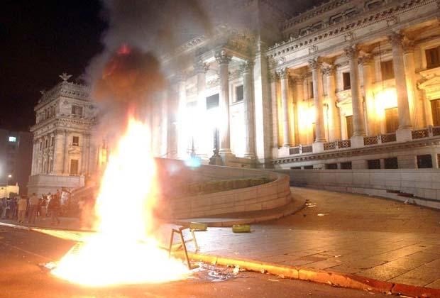 jmrosas1845's tweet photo. Fue tan traumática la crisis del 2001 que se enrejaron la Casa Rosada y el Congreso de la Nación, y la Plaza de Mayo estuvo partida en dos hasta diciembre de 2019

La dirigencia política le perdió el miedo al pueblo argentino, hasta el día de hoy https://t.co/KKbj14AWoP
