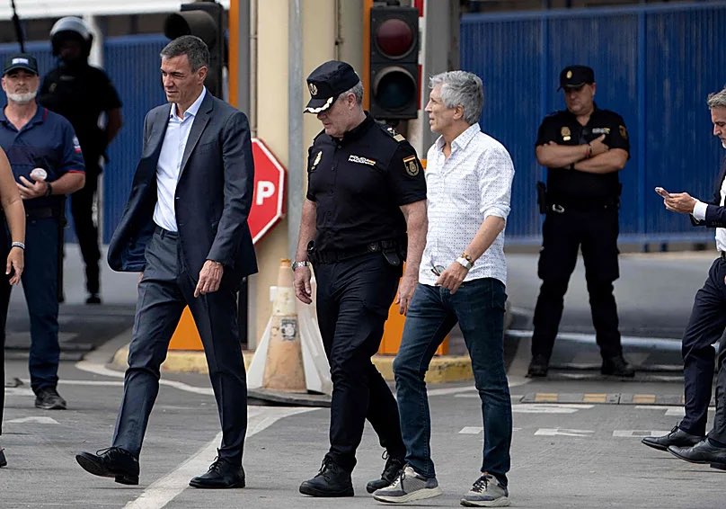 MPSnoserinde's tweet photo. 🚨 NUEVO ESCÁNDALO DE SANCHEZ : JUPOL DENUNCIA QUE SÁNCHEZ USÓ LOS REFUERZOS DE CEUTA COMO ESCOLTA PRIVADA MIENTRAS LA VALLA SE COLAPSABA 🇪🇸

El sindicato Jupol ha denunciado hoy que los primeros antidisturbios enviados de refuerzo a Ceuta se destinaron a escoltar la comitiva personal de Pedro Sánchez. 

Mientras los agentes en primera línea se encontraban desbordados por el asalto masivo en la valla, la Moncloa desvió a estos efectivos de la Unidad de Intervención Policial para el blindaje exclusivo del presidente durante su visita del pasado viernes.

Esta utilización partidista de las fuerzas de seguridad evidencia una inversión de prioridades donde la seguridad nacional se supeditó al bienestar del líder. 
Retirar recursos críticos en pleno despliegue operativo en el Tarajal para convertirlos en un cordón de seguridad privado constituyó un desprecio absoluto hacia los policías que arriesgaron su vida en el perímetro fronterizo.

📌 Conclusión: La denuncia formulada hoy destapa que el Ministerio del Interior antepuso el bienestar presidencial a la defensa del territorio nacional. Utilizar refuerzos antidisturbios como escolta personal mientras la frontera sur permanecía desarmada confirma que el sanchismo priorizó la protección del presidente por encima de la custodia del suelo español.