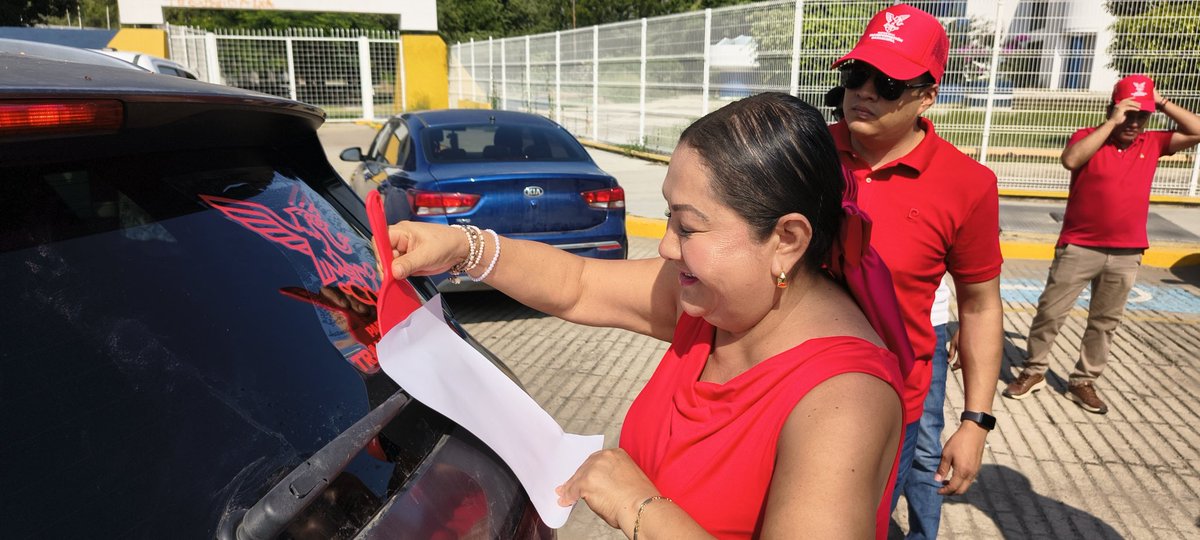 PETEOOAX's tweet photo. ¡La transformación sigue avanzando! 🚀 Hoy encabezados por nuestra Presidenta Salomé Martínez, integrantes del Comité Estatal, coordinadores y enlaces, tomamos las calles de Oaxaca de Juárez con una gran pega de calcas. 🚘✨

Gracias a todas y todos los que se sumaron, tocaron el claxon y nos ayudaron a llevar el mensaje del Partido de la Transformación Oaxaqueña a cada rincón de la capital. ¡El apoyo se siente!

¡Juntas y juntos seguimos construyendo un mejor Oaxaca! 🌳🙌

#TransformaciónOaxaqueña #SaloméMartínez #OaxacaDeJuárez #PegaDeCalcas #PETEO #Oaxaca #SomosLaFuerzaDeLaTransformación
#LaFuerzaDelCambioVerdadero

@SalomeMtzS