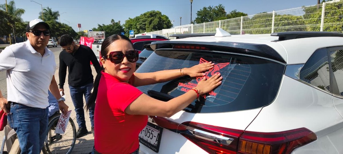 PETEOOAX's tweet photo. ¡La transformación sigue avanzando! 🚀 Hoy encabezados por nuestra Presidenta Salomé Martínez, integrantes del Comité Estatal, coordinadores y enlaces, tomamos las calles de Oaxaca de Juárez con una gran pega de calcas. 🚘✨

Gracias a todas y todos los que se sumaron, tocaron el claxon y nos ayudaron a llevar el mensaje del Partido de la Transformación Oaxaqueña a cada rincón de la capital. ¡El apoyo se siente!

¡Juntas y juntos seguimos construyendo un mejor Oaxaca! 🌳🙌

#TransformaciónOaxaqueña #SaloméMartínez #OaxacaDeJuárez #PegaDeCalcas #PETEO #Oaxaca #SomosLaFuerzaDeLaTransformación
#LaFuerzaDelCambioVerdadero

@SalomeMtzS