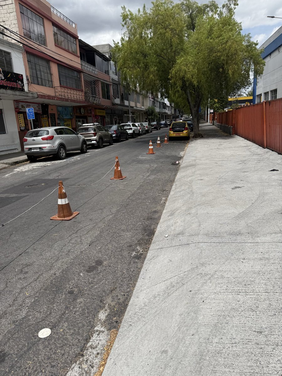 stefano_sdq's tweet photo. @AMT_Quito calle tomada por el local Titán
En la Orellana y Gangotena https://t.co/ntknNFXLFz