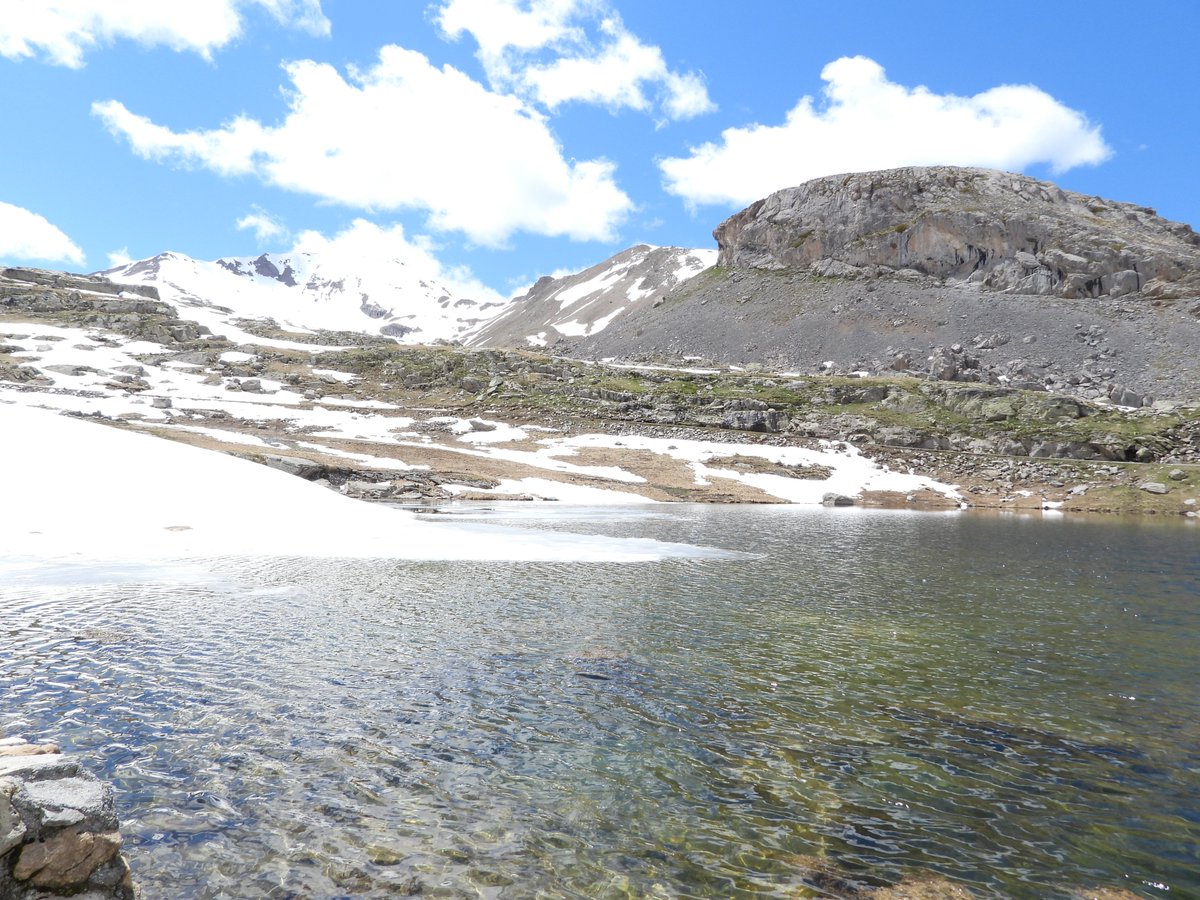 pats_view's tweet photo. @chriz31_07 Alpine lake at 2000m altitude ... https://t.co/438V3pa2sO